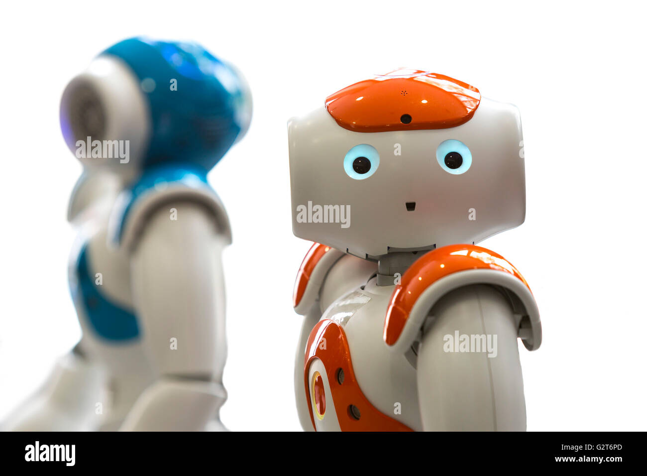 Kleine Roboter mit menschlichen Gesicht und Körper - humanoiden. Künstliche  Intelligenz - KI. Orange und blaue Roboter isoliert auf weißem Hinterg  Stockfotografie - Alamy