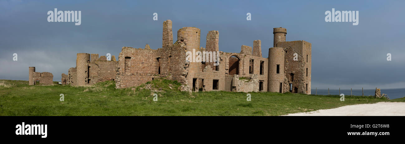 Blick auf Slains Castle von der Nordsee Küsten trail - Aberdeenshire - Schottland - UK Stockfoto