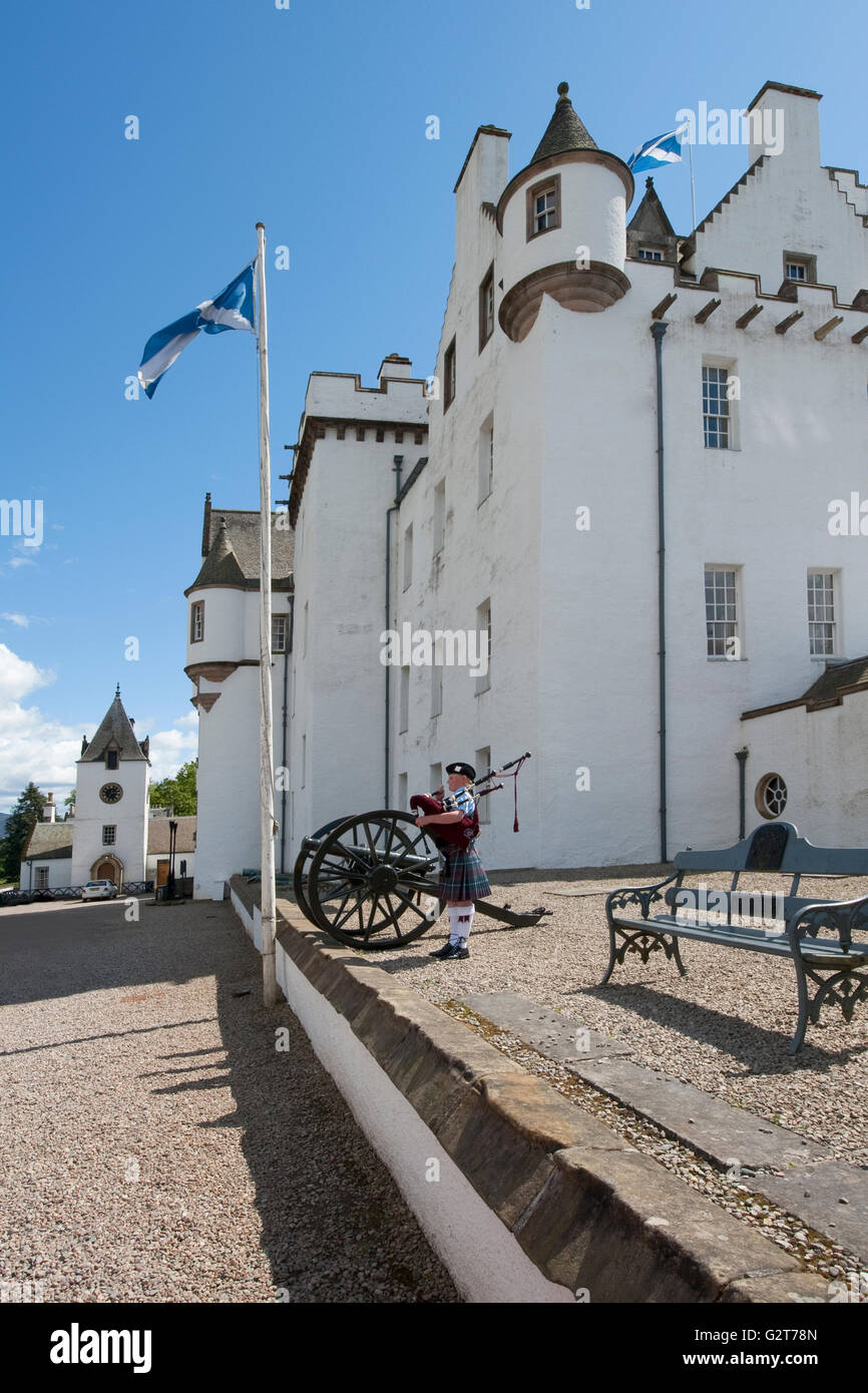 Junge Piper spielt Dudelsack auf den Stufen des Blair Castle, Perthshire, Schottland, UK Stockfoto