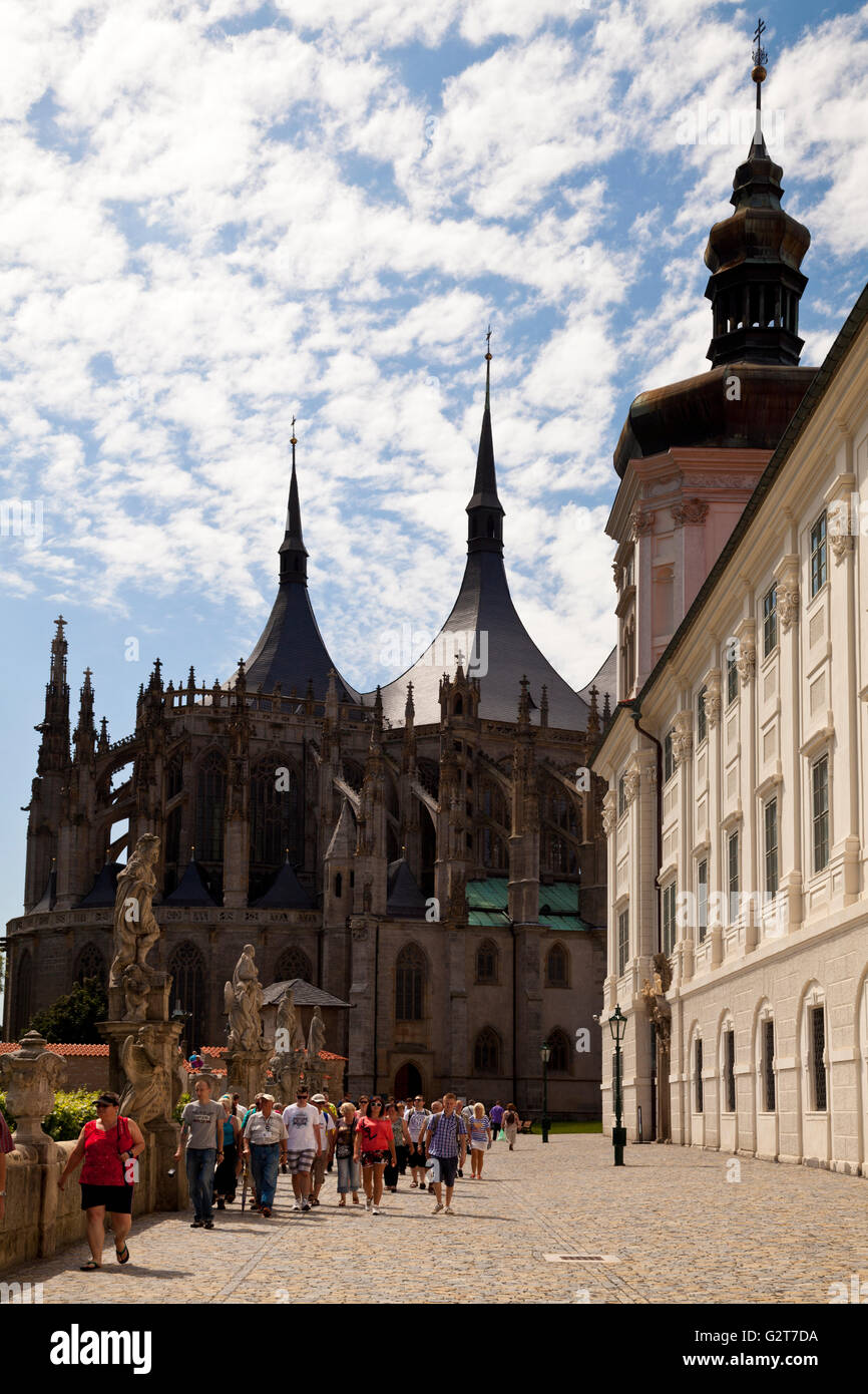 Eine Gruppe von Touristen zu Fuß entlang der St.-Barbara-Straße von St. Barbara-Kirche und die Jesuiten-Kolleg in Kutna Hora, Tschechien Stockfoto