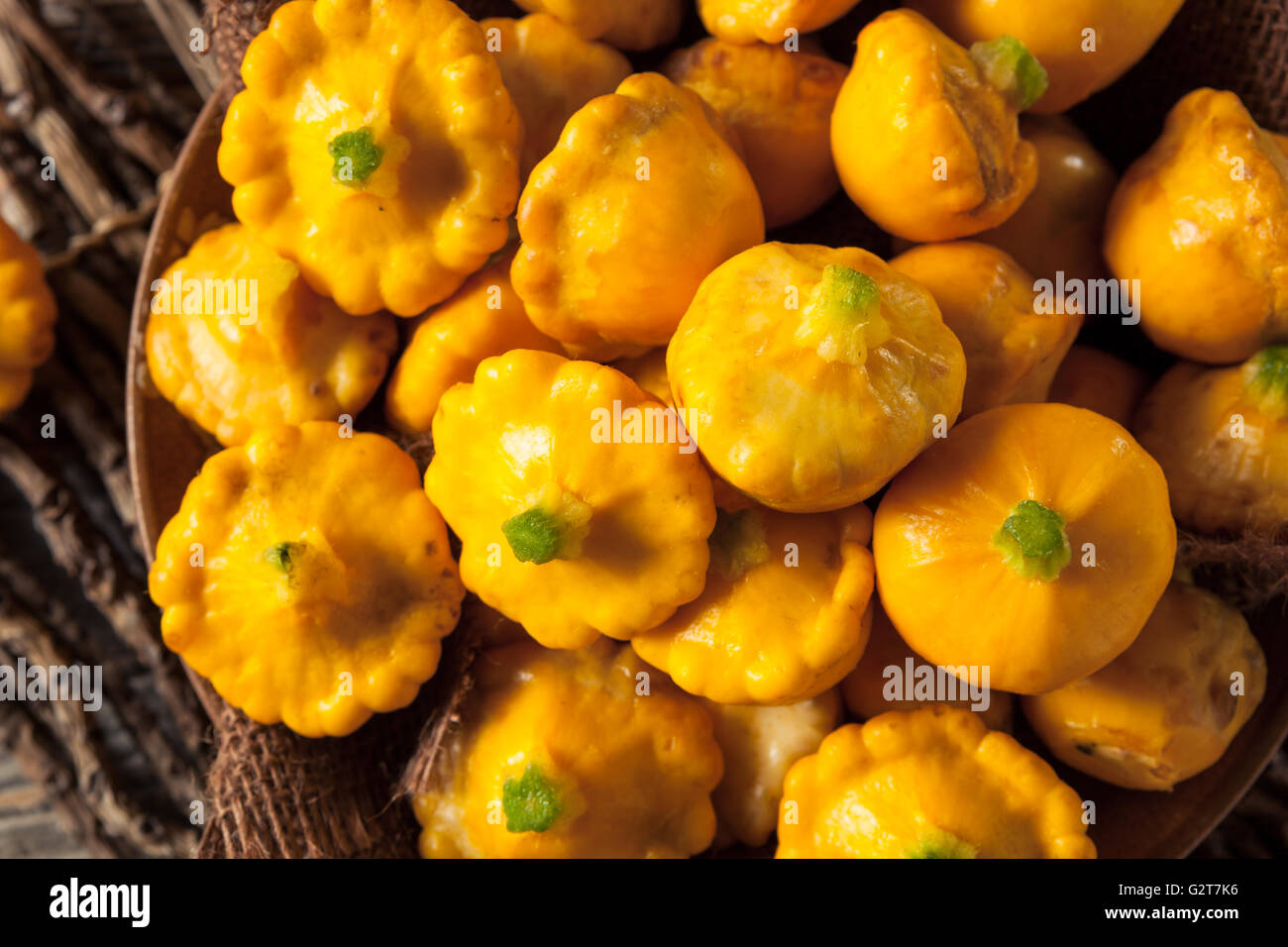 Rohe organische gelber Pattypan Kürbis bereit zum Kochen Stockfoto