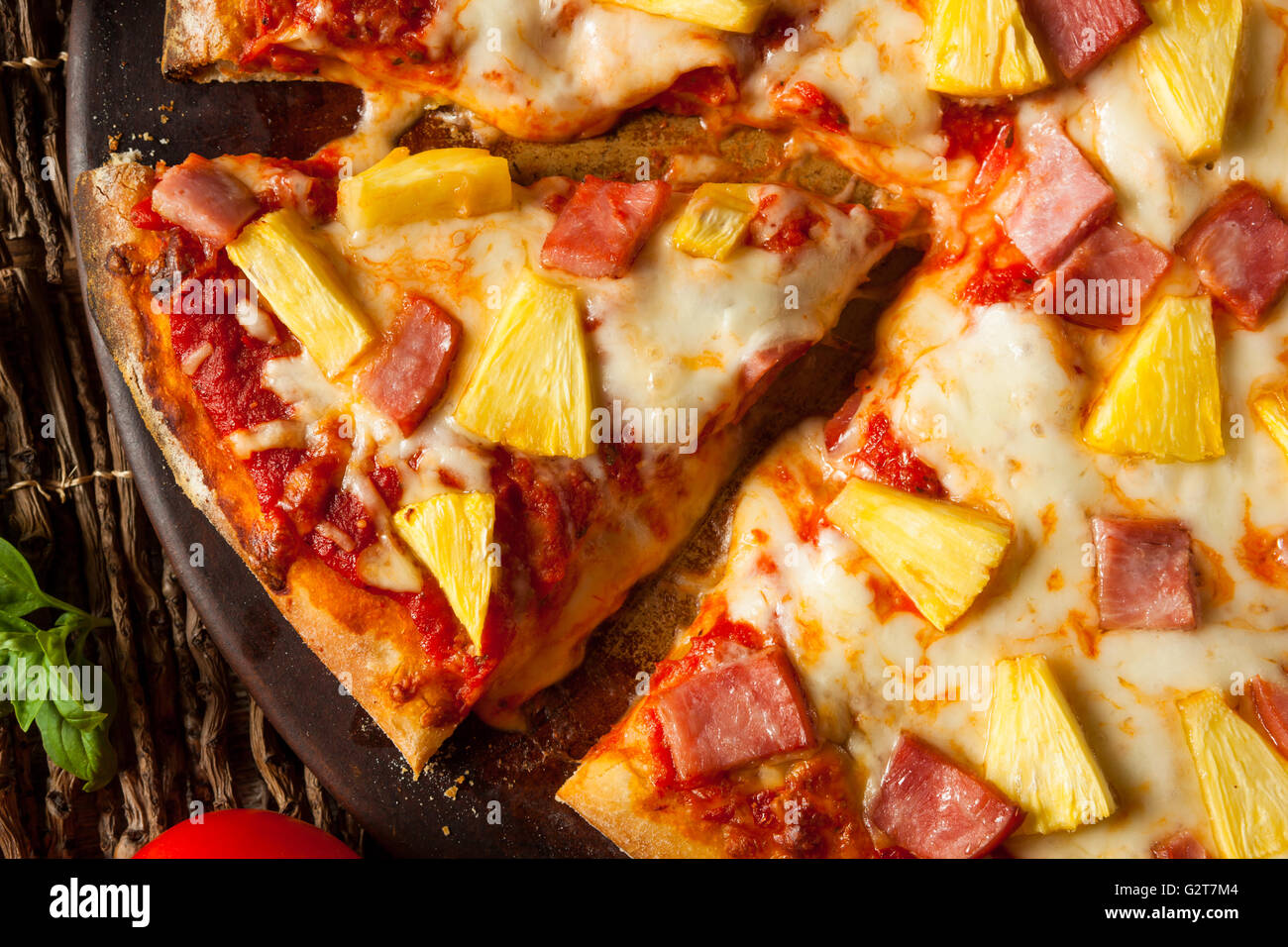 Hausgemachte Ananas und Schinken Hawaiian Pizza fertig zum Verzehr Stockfoto