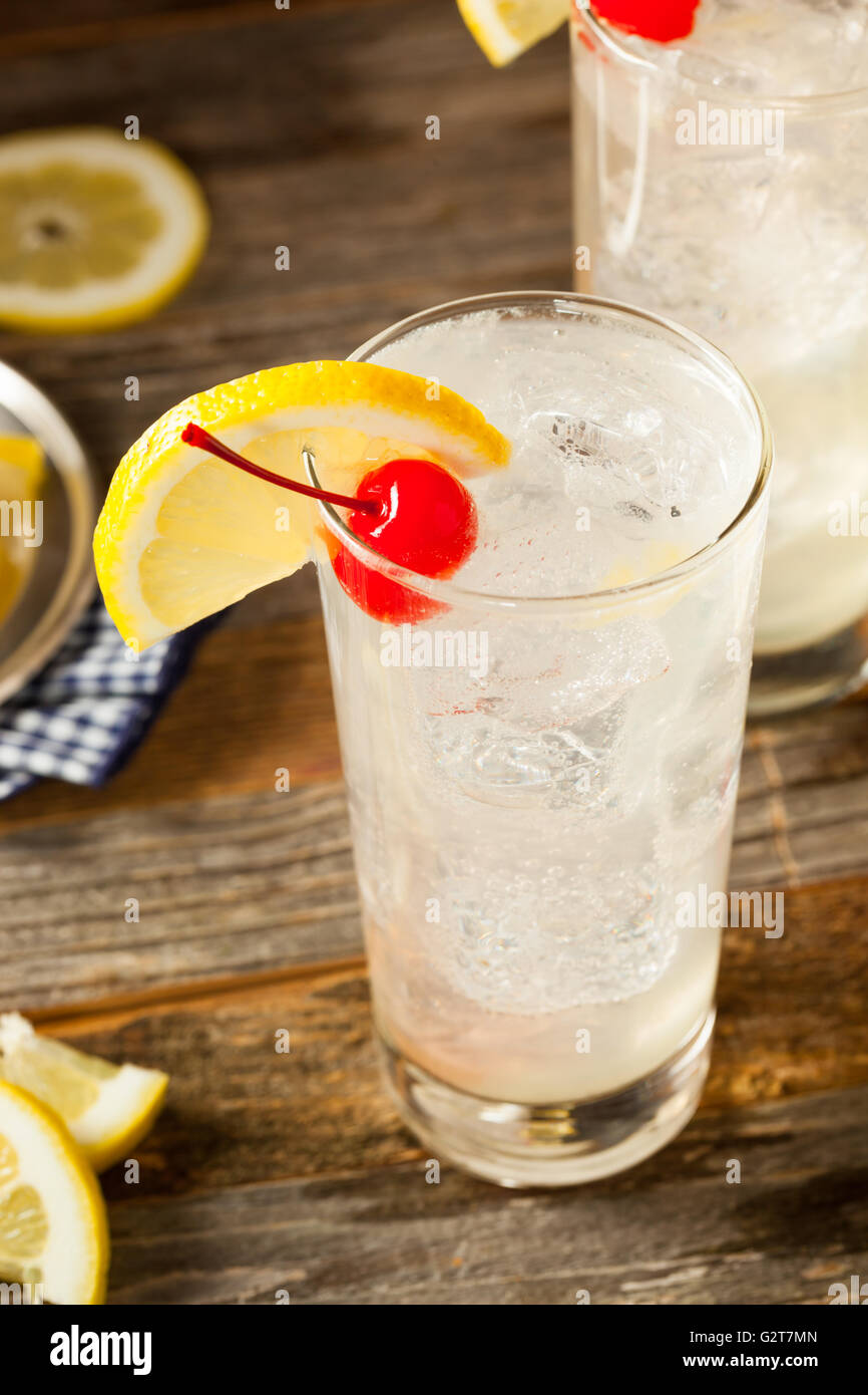 Erfrischende klassische Tom Collins-Cocktail mit einer Kirsche und Zitronenscheibe Stockfoto