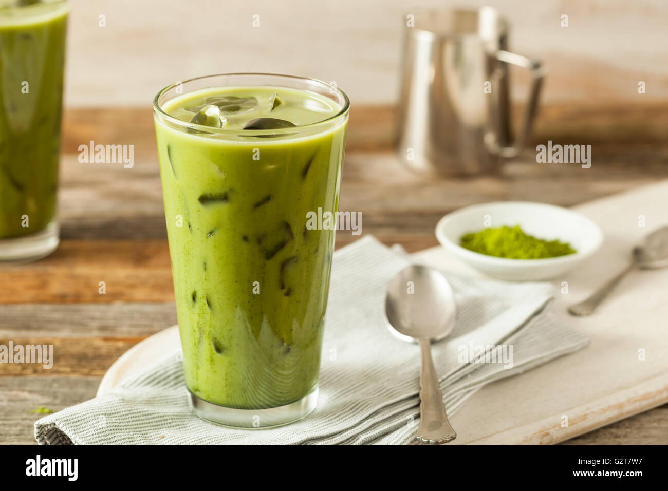 Hausgemachte Geeiste Matcha Latte Tee mit Milch Stockfoto