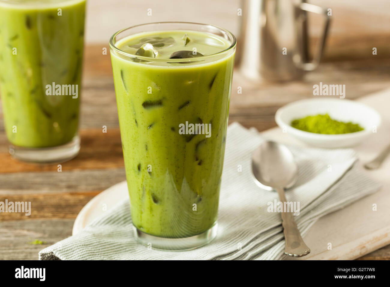 Hausgemachte Geeiste Matcha Latte Tee mit Milch Stockfoto