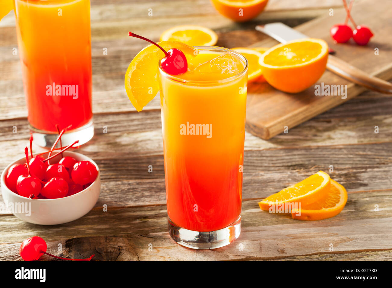 Saftige Orange und rote Tequila Sunrise mit einer Kirsche Stockfoto