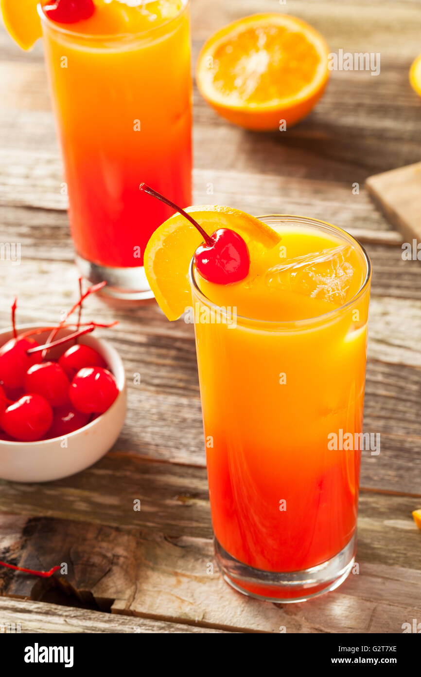Saftige Orange und rote Tequila Sunrise mit einer Kirsche Stockfoto