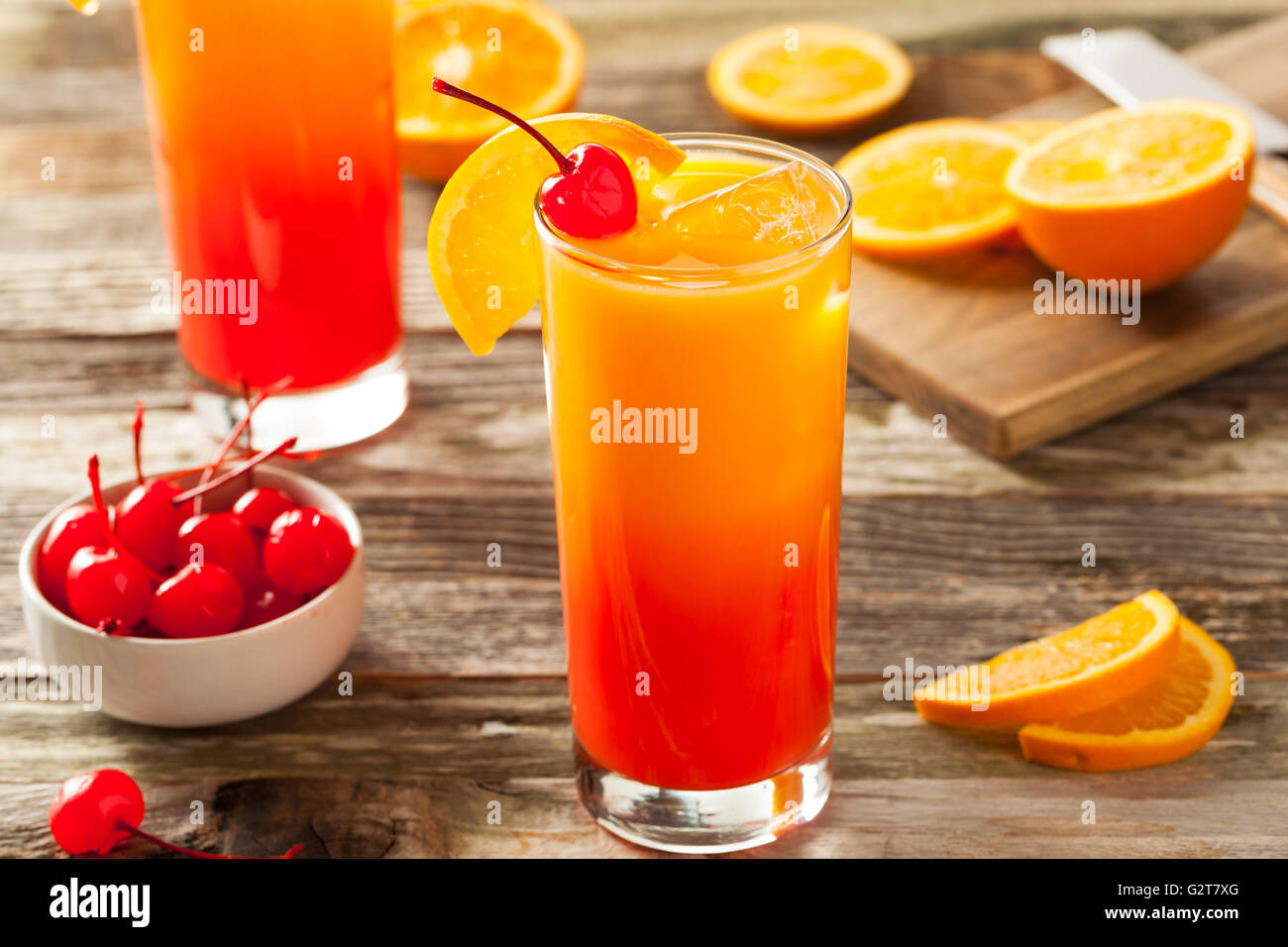 Saftige Orange und rote Tequila Sunrise mit einer Kirsche Stockfoto
