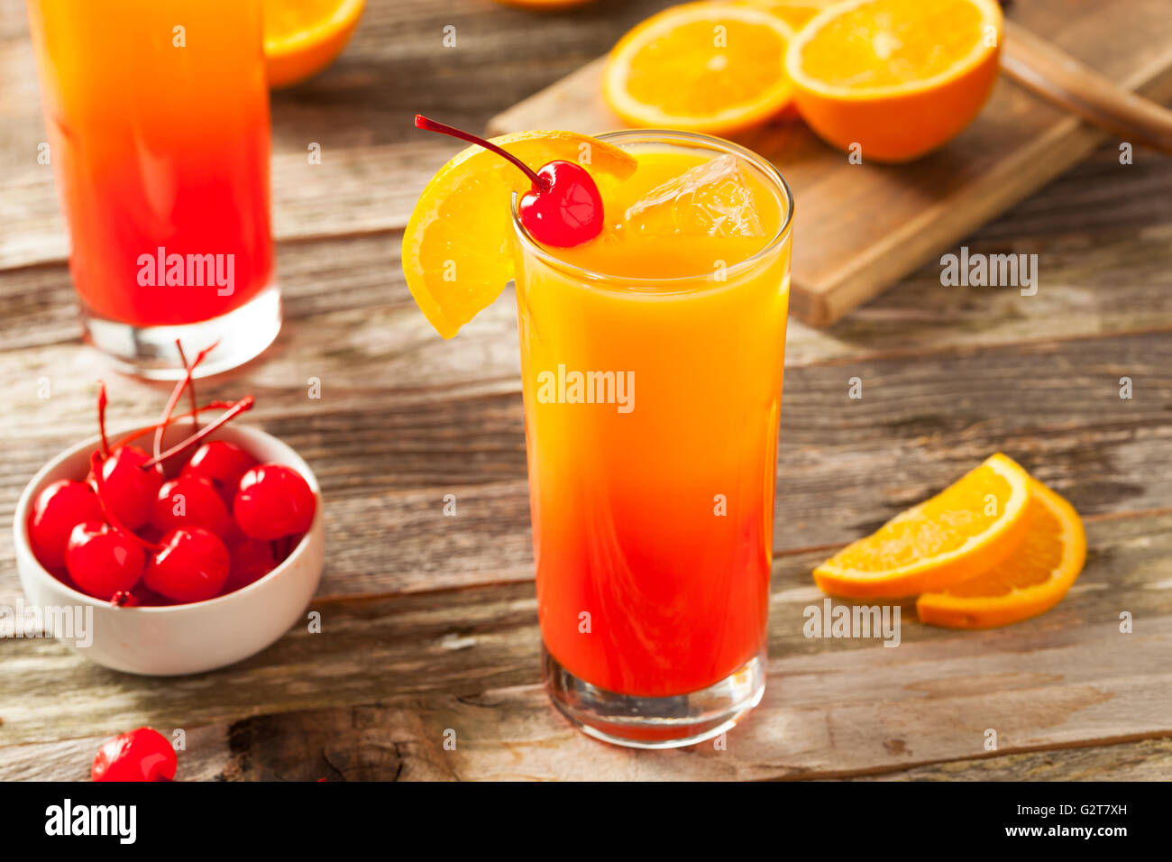 Saftige Orange und rote Tequila Sunrise mit einer Kirsche Stockfoto