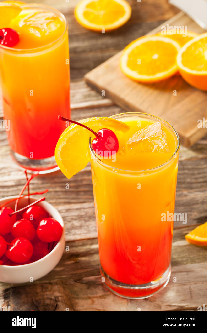 Saftige Orange und rote Tequila Sunrise mit einer Kirsche Stockfoto