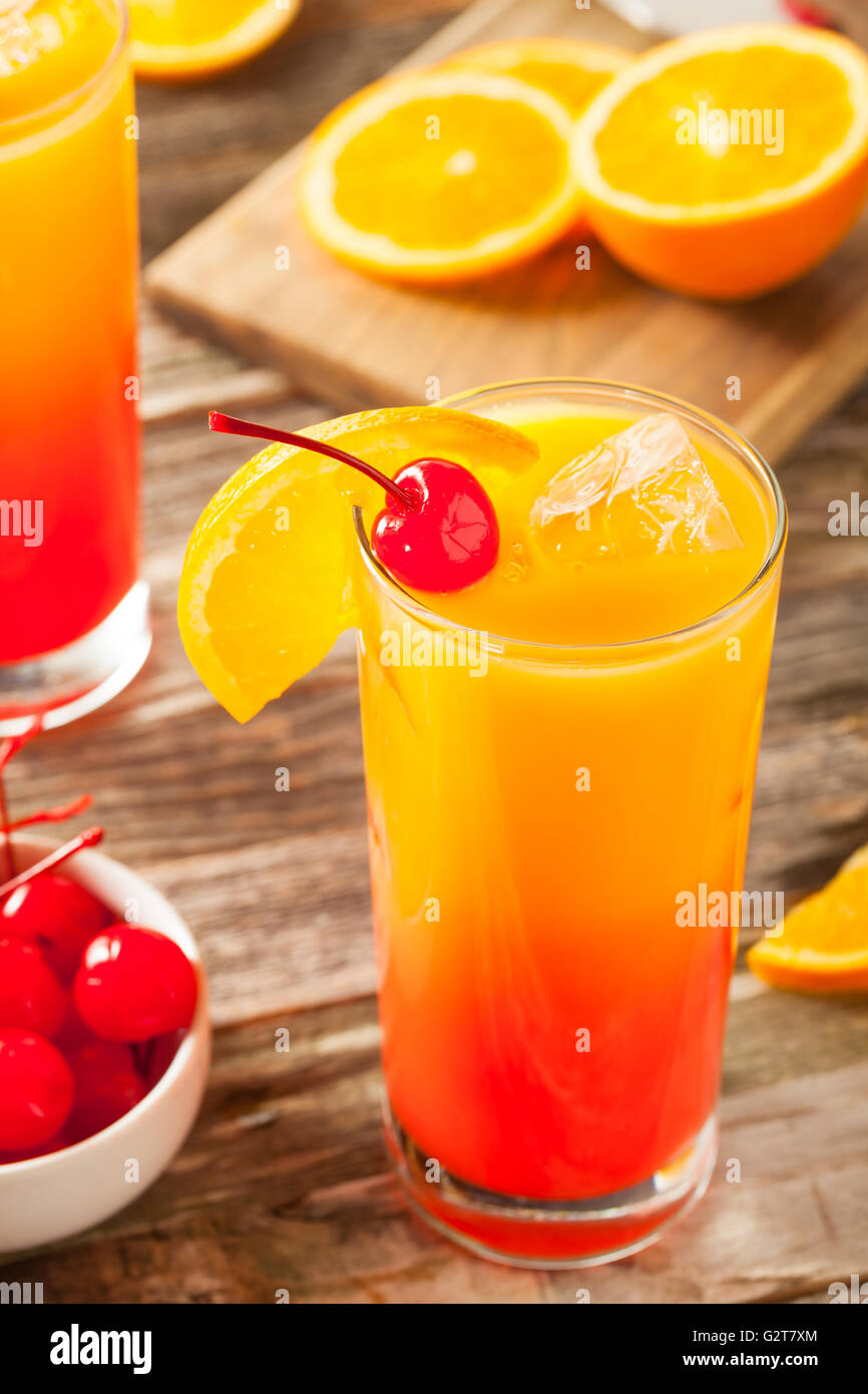 Saftige Orange und rote Tequila Sunrise mit einer Kirsche Stockfoto