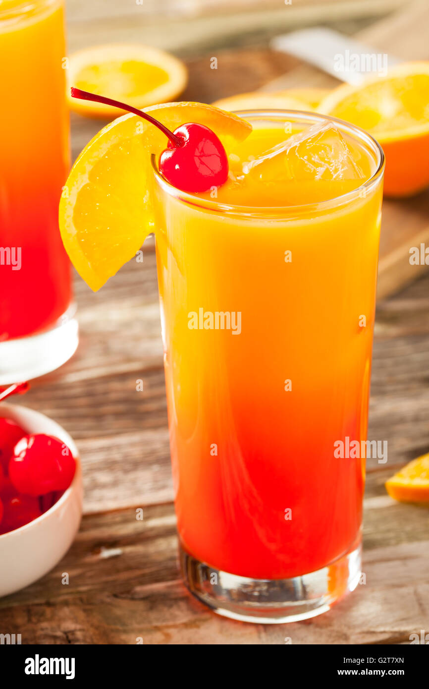 Saftige Orange und rote Tequila Sunrise mit einer Kirsche Stockfoto