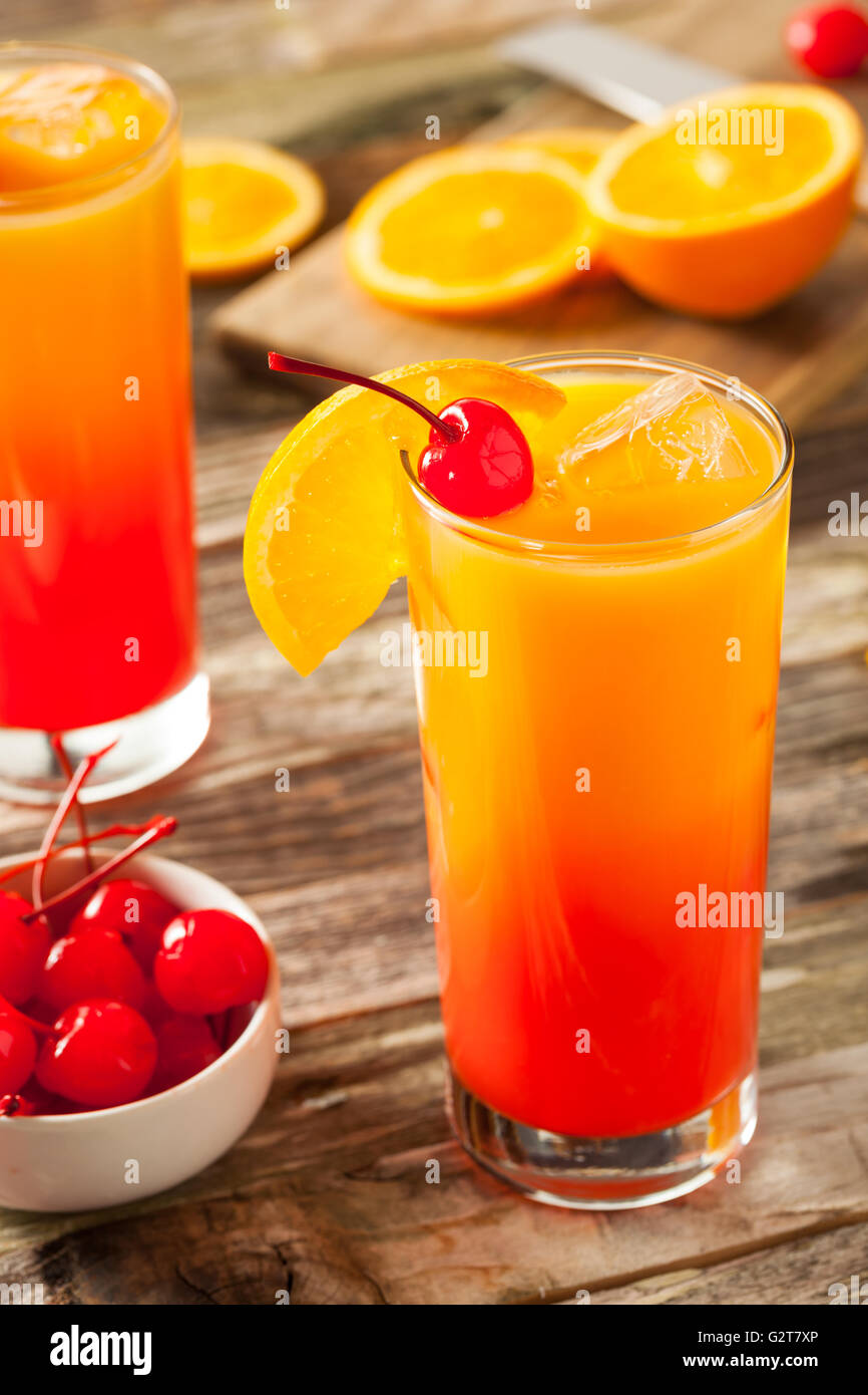 Saftige Orange und rote Tequila Sunrise mit einer Kirsche Stockfoto