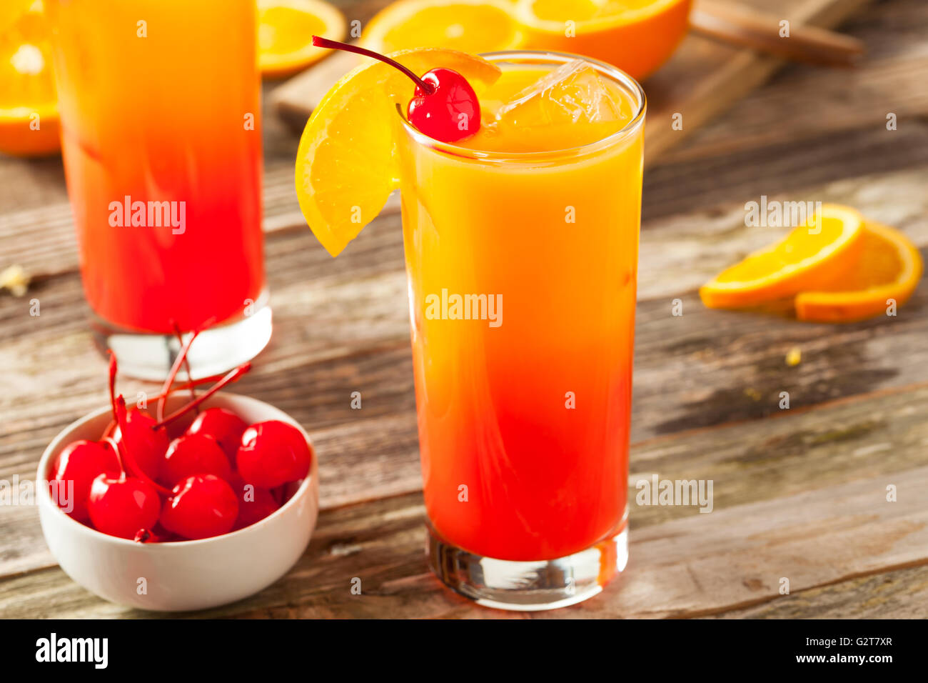 Saftige Orange und rote Tequila Sunrise mit einer Kirsche Stockfoto
