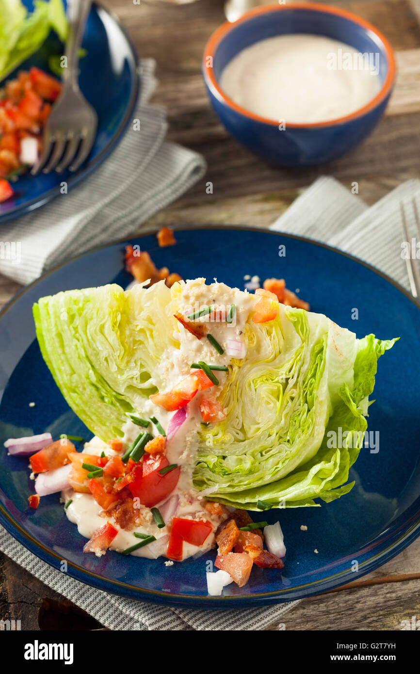 Gesunde grüne Keil Salat mit Blue Cheese Dressing Stockfoto