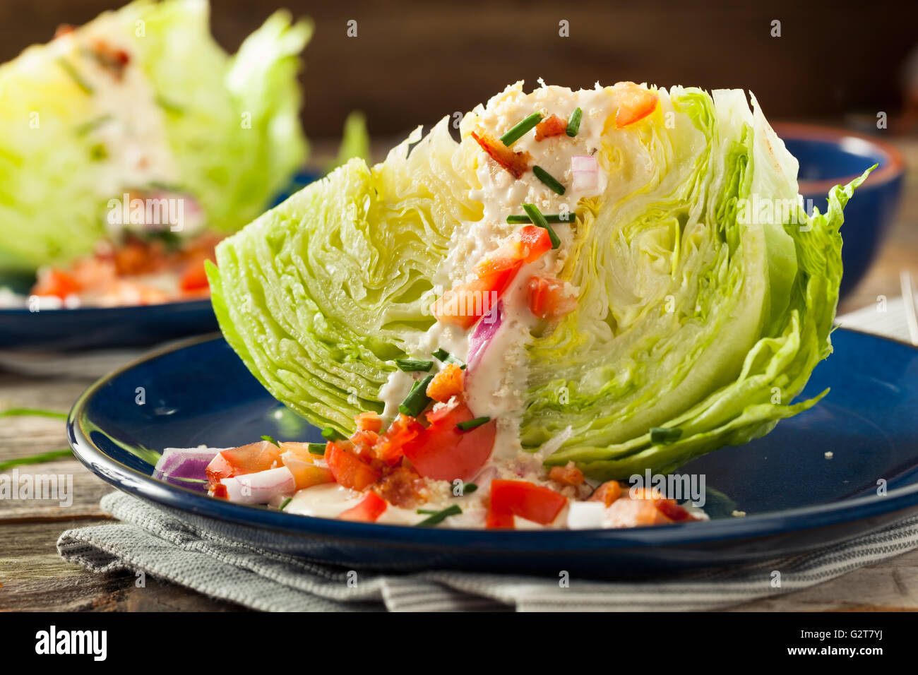 Gesunde grüne Keil Salat mit Blue Cheese Dressing Stockfoto