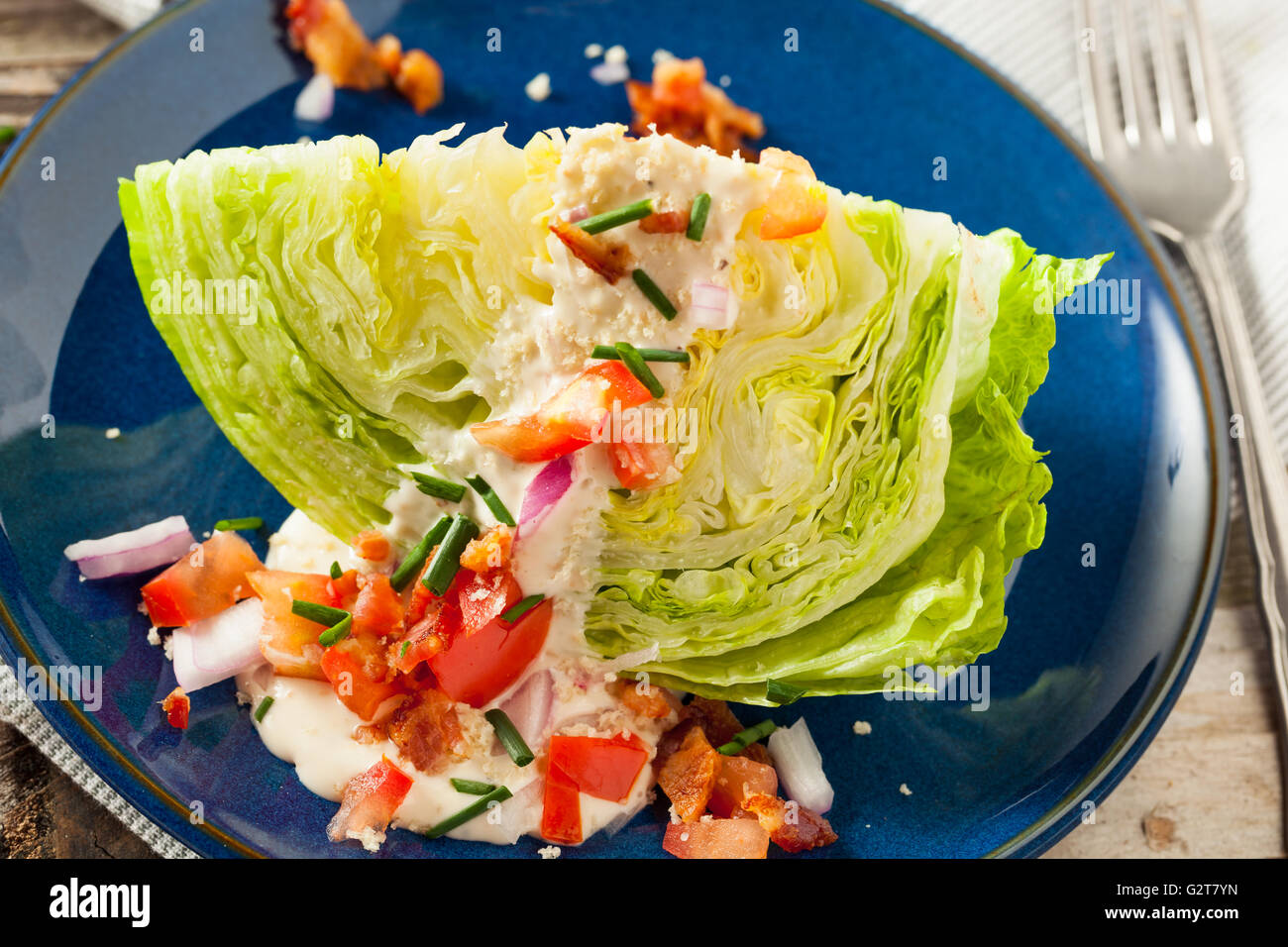 Gesunde grüne Keil Salat mit Blue Cheese Dressing Stockfoto