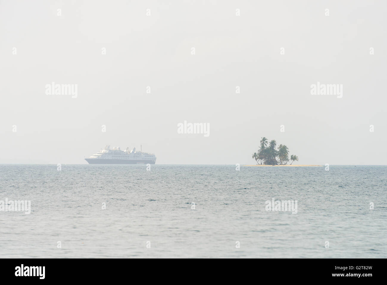 Großes Kreuzfahrtschiff und eine kleine Insel in den San Blas Inseln Stockfoto