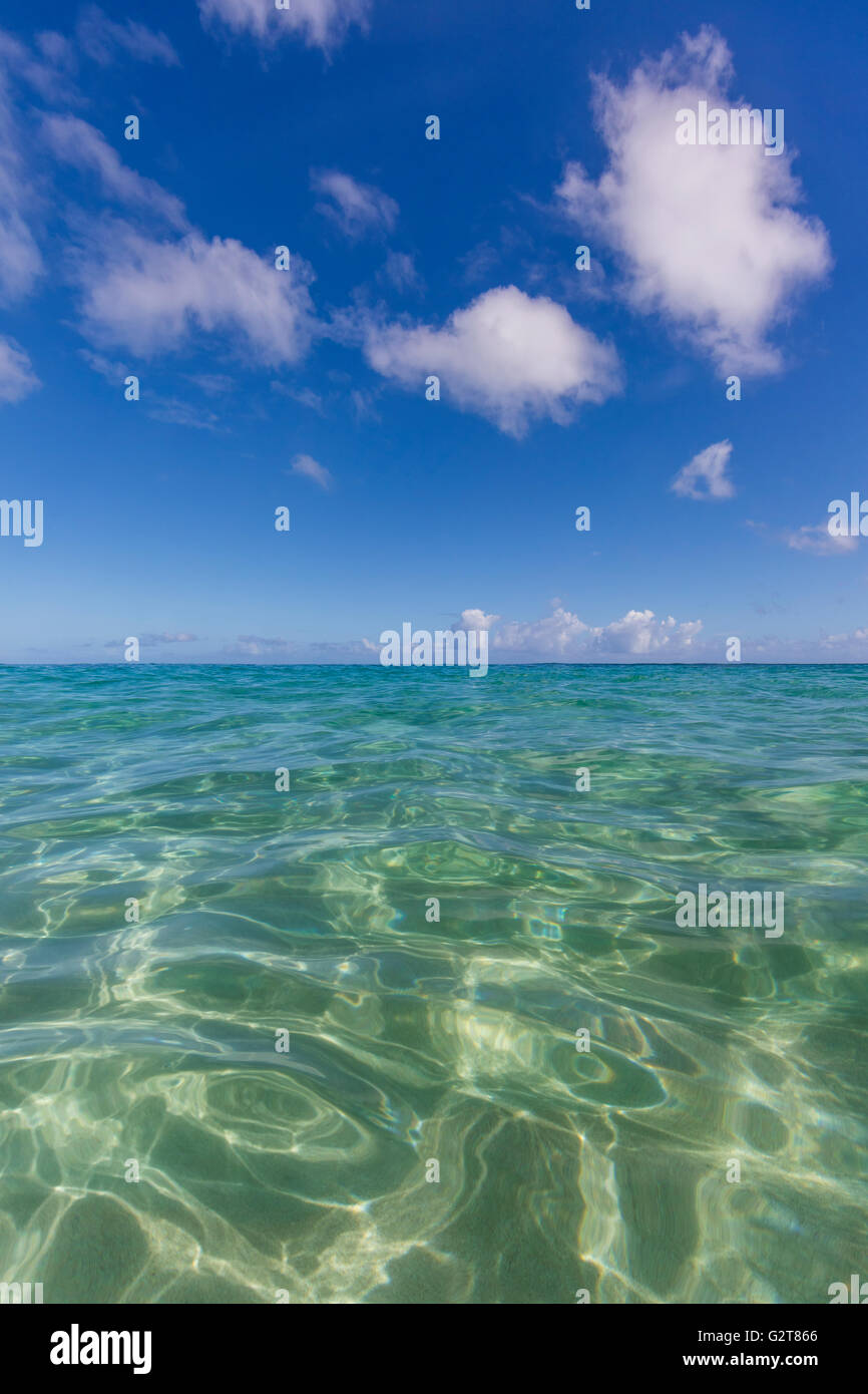 Muster von Licht reflektiert in den Ozean an der Nordküste von Oahu. Stockfoto