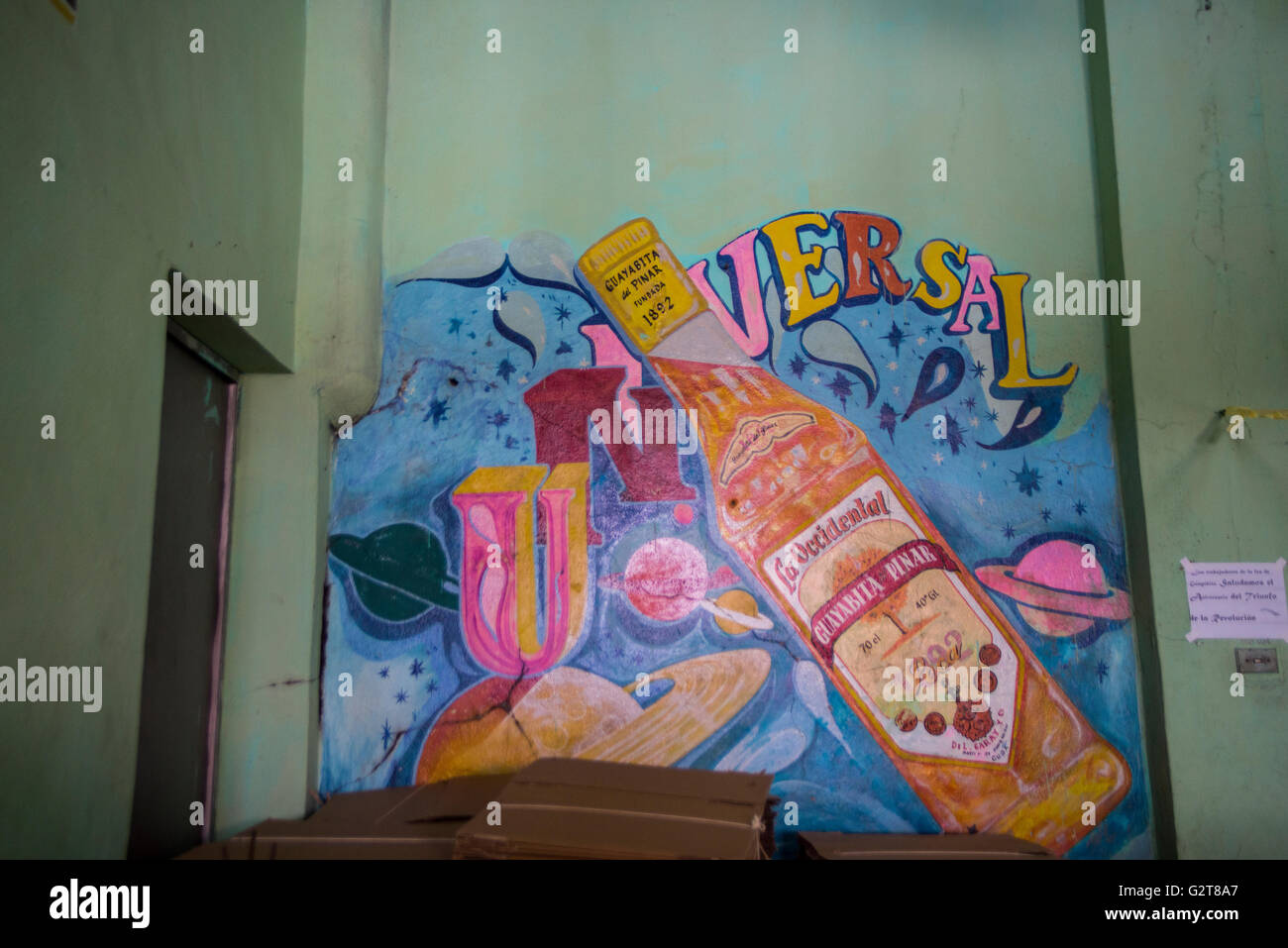 Wandbild Werbung innerhalb einer lokalen Rum-Fabrik. Pinar Del Río, Kuba, Caribbean Stockfoto