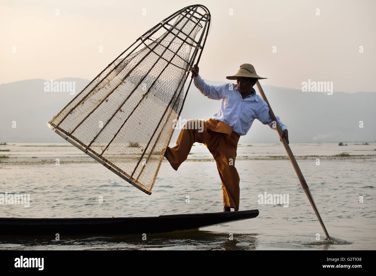 Intha Fischer mit traditionellen konisch Fischernetzes Inle-See, Myanmar Stockfoto