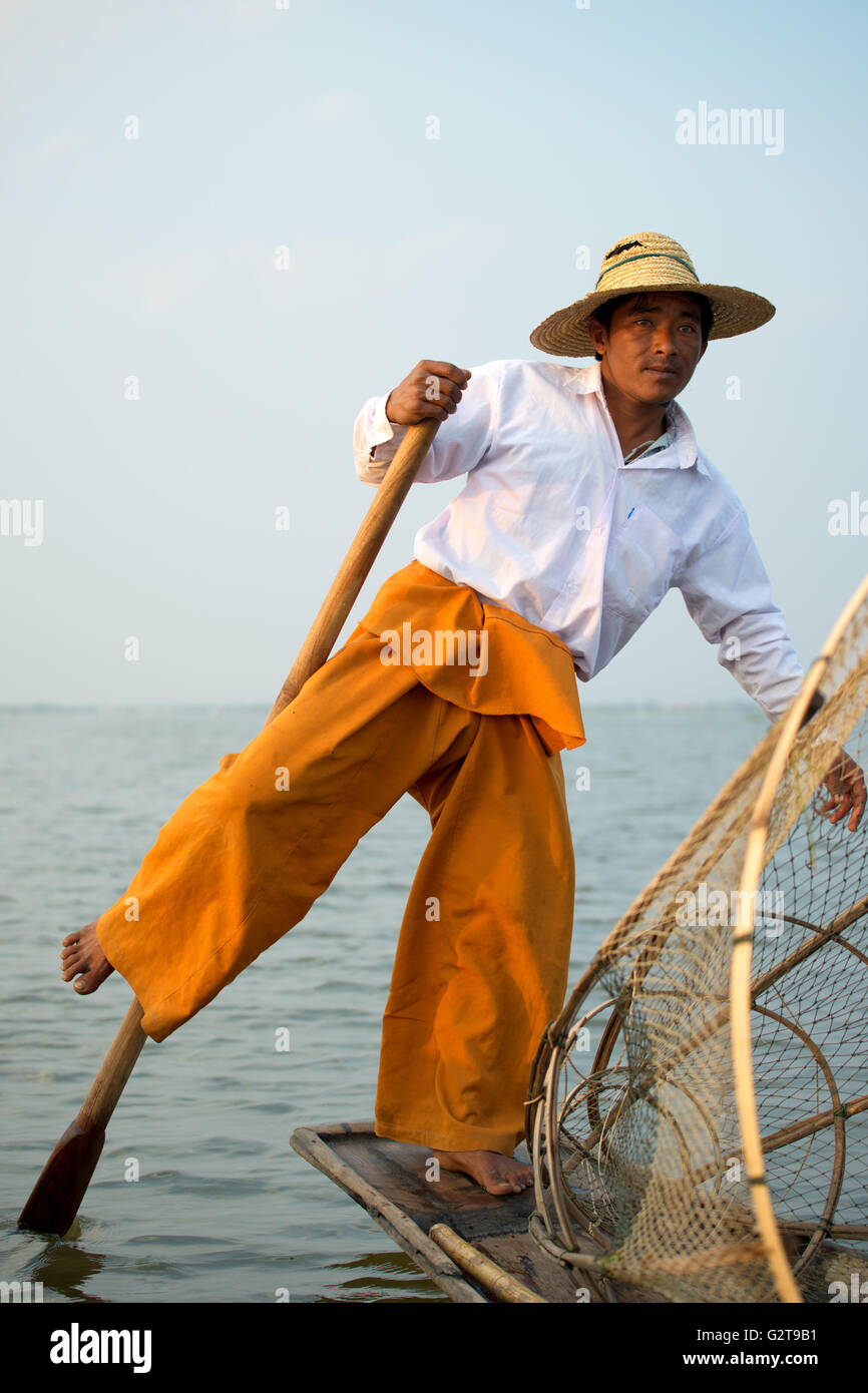 Distinctive Rudern Stil ein Intha Fischer, Inle-See, Myanmar Stockfoto