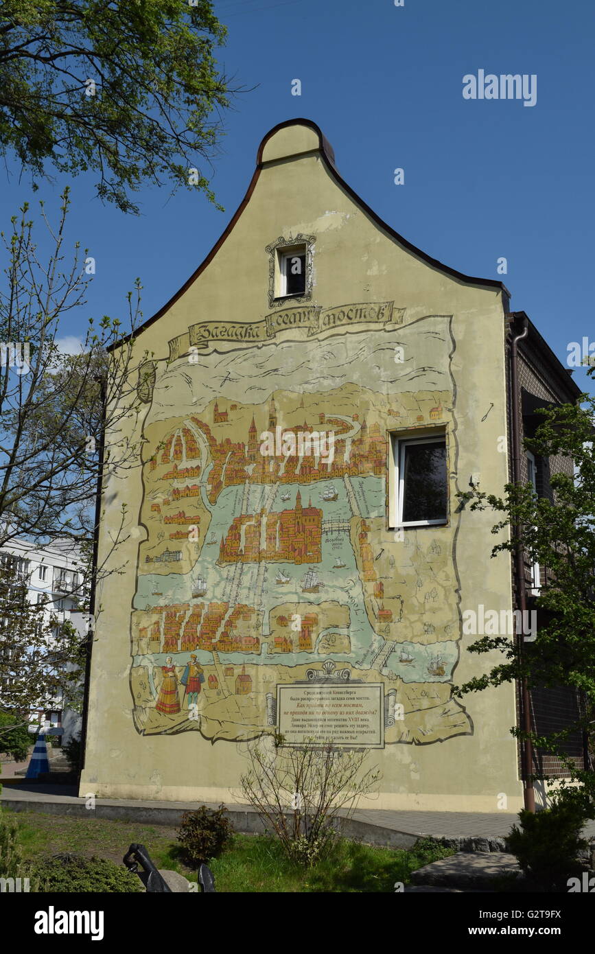 Das Welt-Ozean-Museum in Kaliningrad. Die ehemalige Zugbrücke Kontrollturm mit Königsberg sieben Brücken-Wandbild Stockfoto