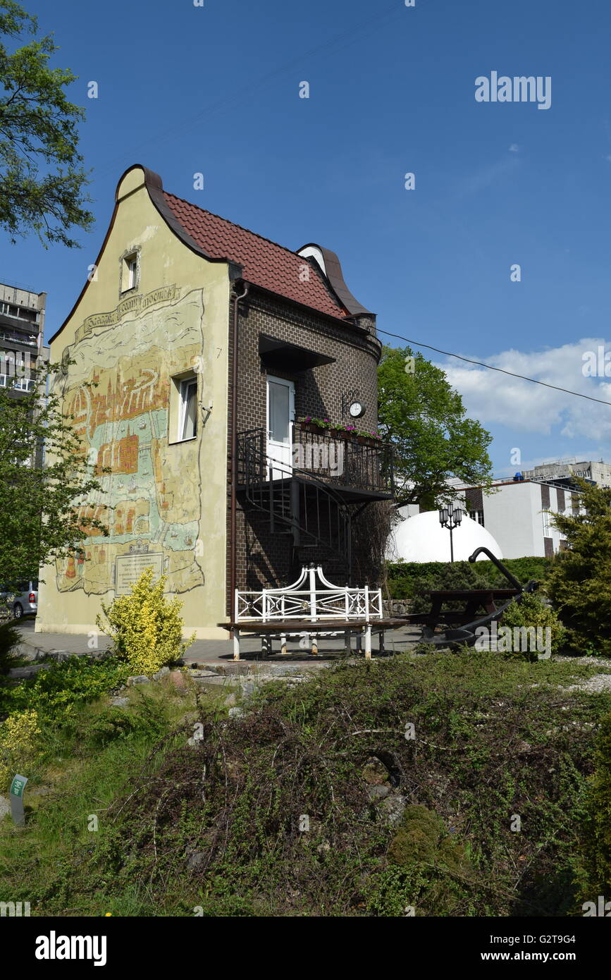 Das Welt-Ozean-Museum in Kaliningrad. Die ehemalige Zugbrücke Kontrollturm mit Königsberg sieben Brücken-Wandbild Stockfoto