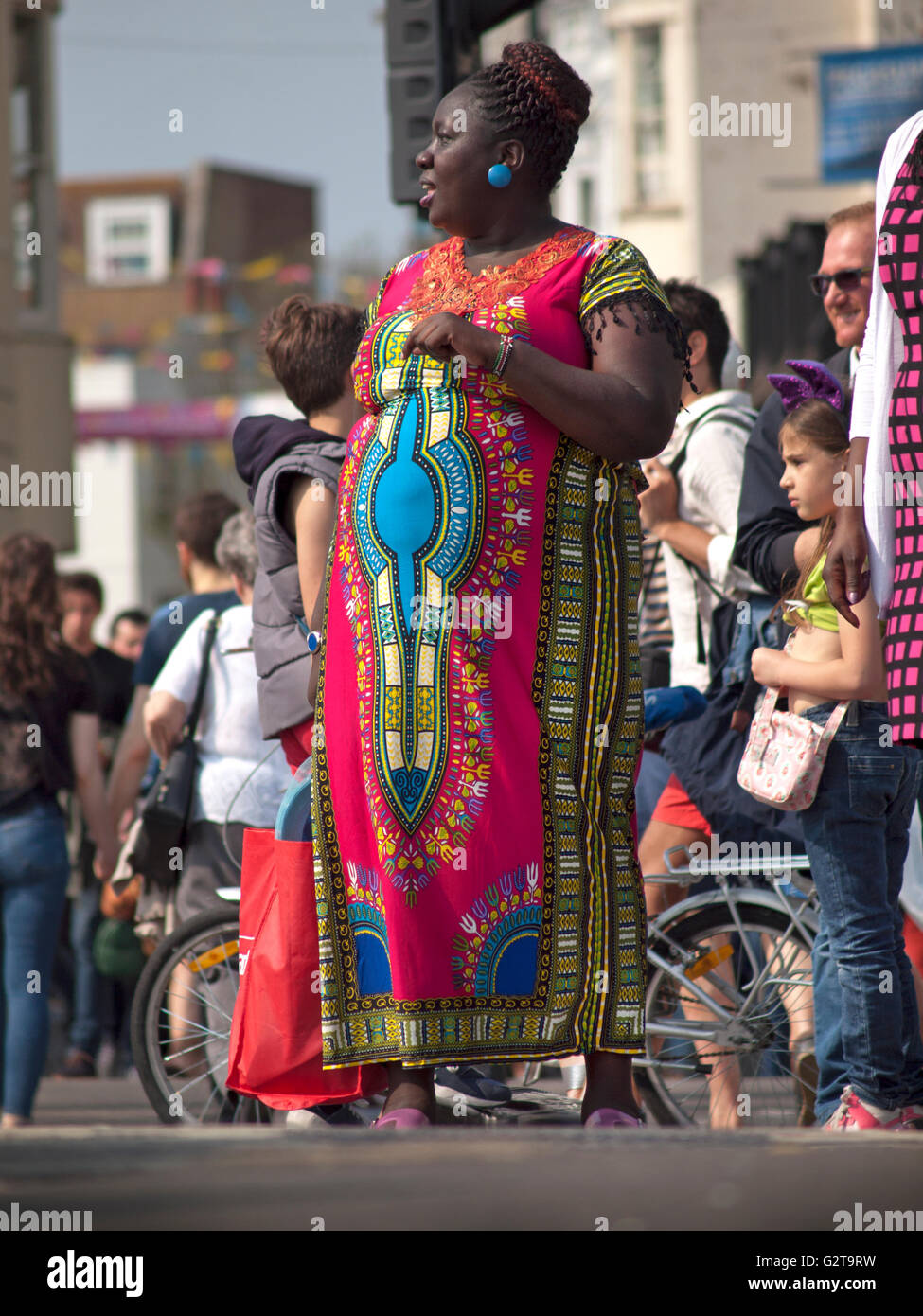 Ein buntes afrikanischen Kleid getragen von einer Frau in Brighton Stockfoto