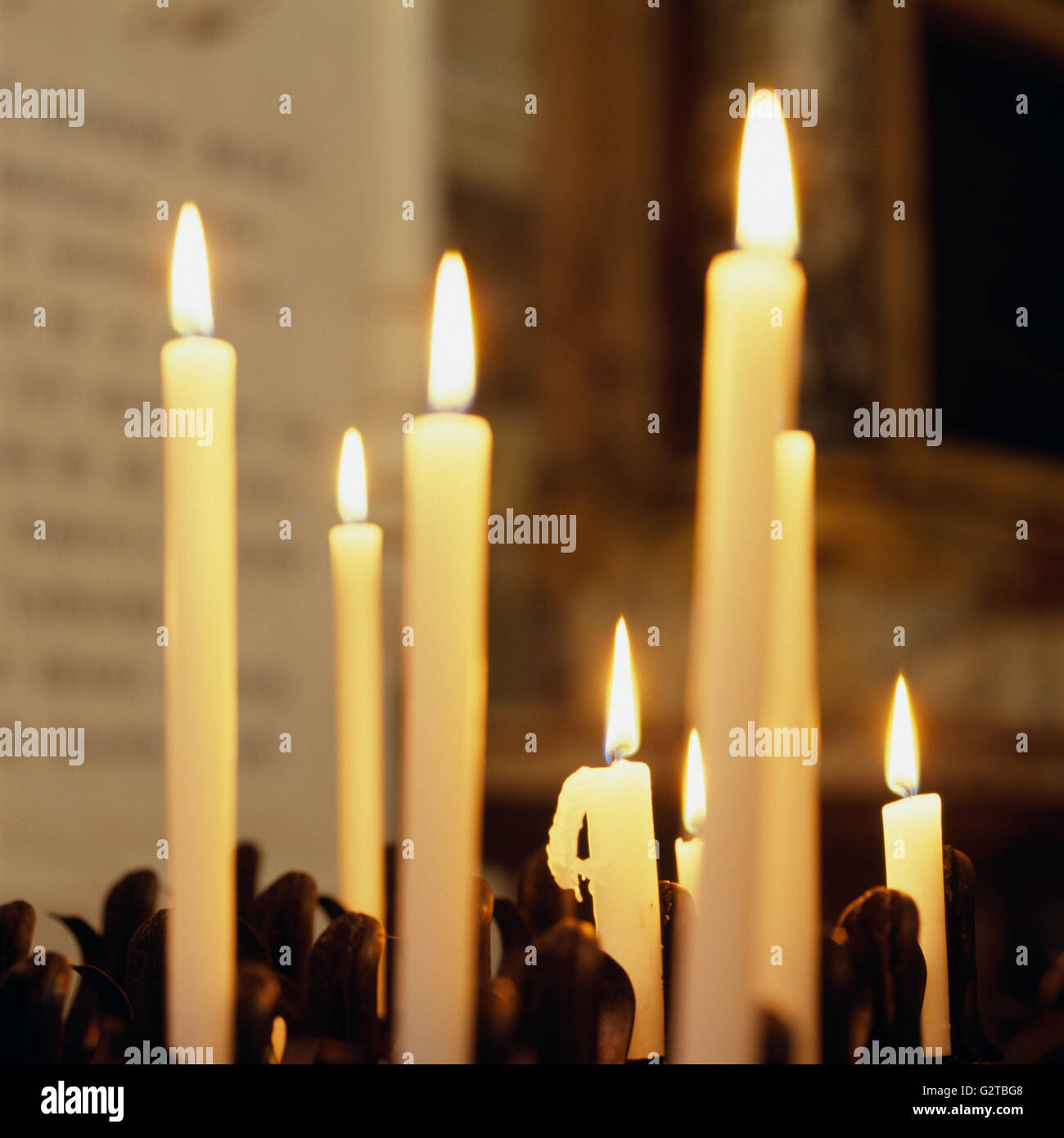 Votiv-Kerzen brennen in einer schönen alt-katholischen Kirche in Rom, Italien Stockfoto