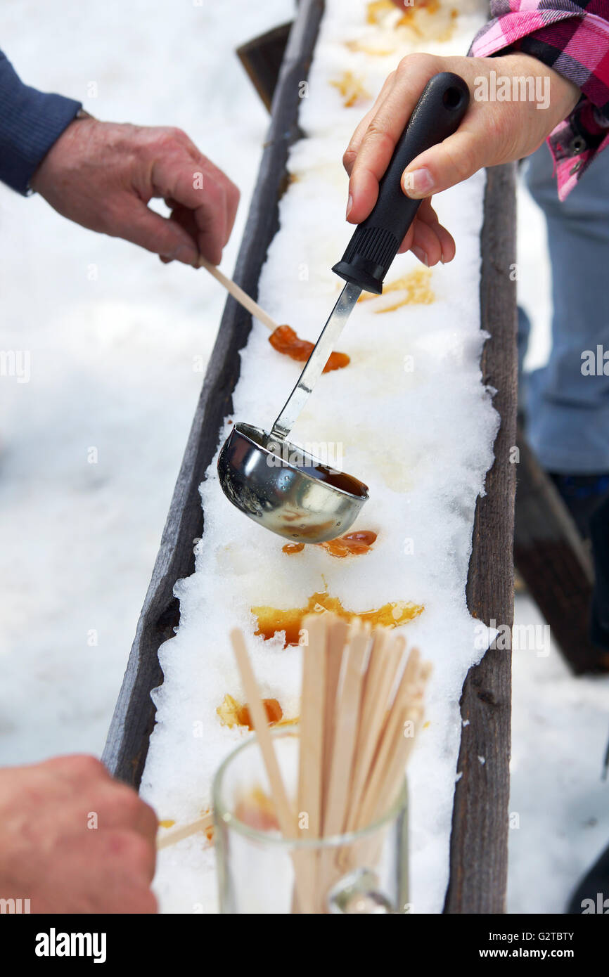 Zucker auf Schnee oder Ahorn Toffee im Sugar Shack in Quebec, Kanada Stockfoto