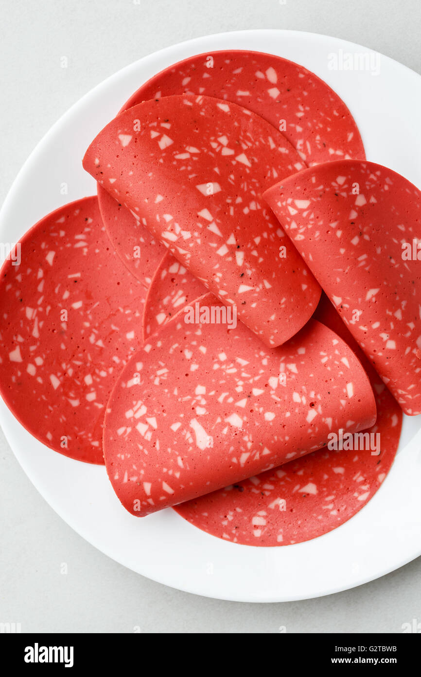 Vegane Salami Scheiben auf Platte Stockfotografie Alamy