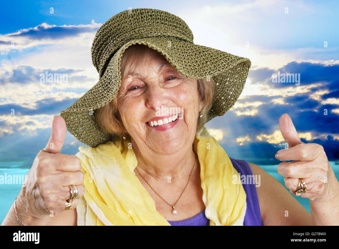 Glücklich senior Frau an den Strand, zwei Daumen nach oben Stockfoto