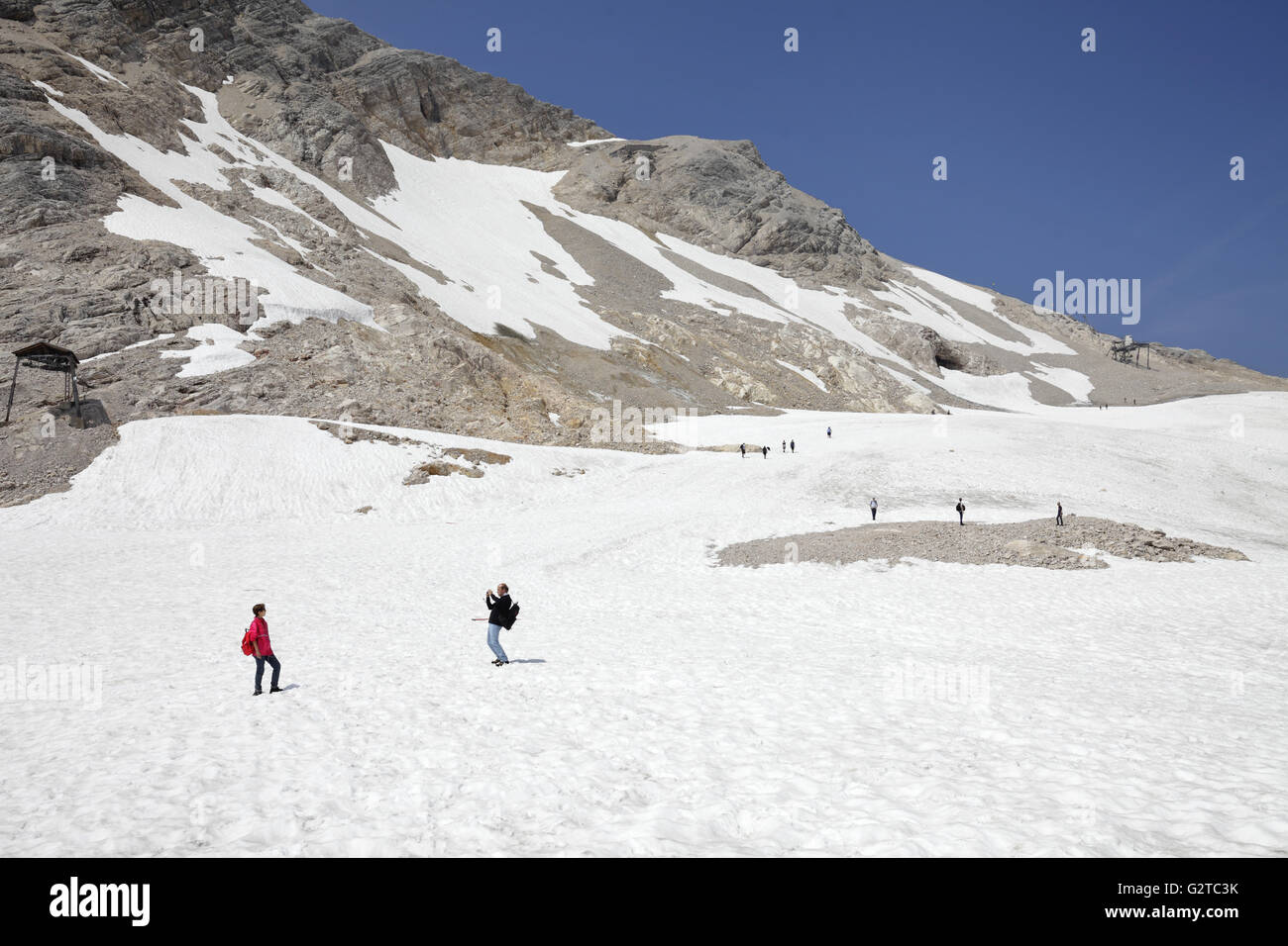 16.07.2015, Zugspitze, Bayern, Deutschland - Besucher und Schneefelder des Gletschers Zugspitze. 00P150716D076CAROEX. JPG - nicht für den Verkauf in G E R M A N Y, A U S T R I A S W I T Z E R L A N D [MODEL-RELEASE: Nein, PROPERTY-RELEASE: Nein, (C) Caro Fotoagentur / Muhs, http://www.caro-images.com, info@carofoto.pl - jegliche Nutzung dieses Bildes unterliegt GEMA!] Stockfoto