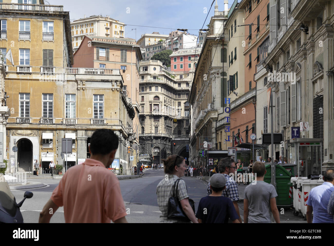 22.07.2015, Genua, Ligurien, Italien - Largo della Zecca Passanten auf der in Genua. 00P150722D111CAROEX. JPG - nicht für den Verkauf in G E R M A N Y, A U S T R I A S W I T Z E R L A N D [MODEL-RELEASE: Nein, PROPERTY-RELEASE: Nein, (C) Caro Fotoagentur / Muhs, http://www.caro-images.com, info@carofoto.pl - jegliche Nutzung dieses Bildes unterliegt GEMA!] Stockfoto