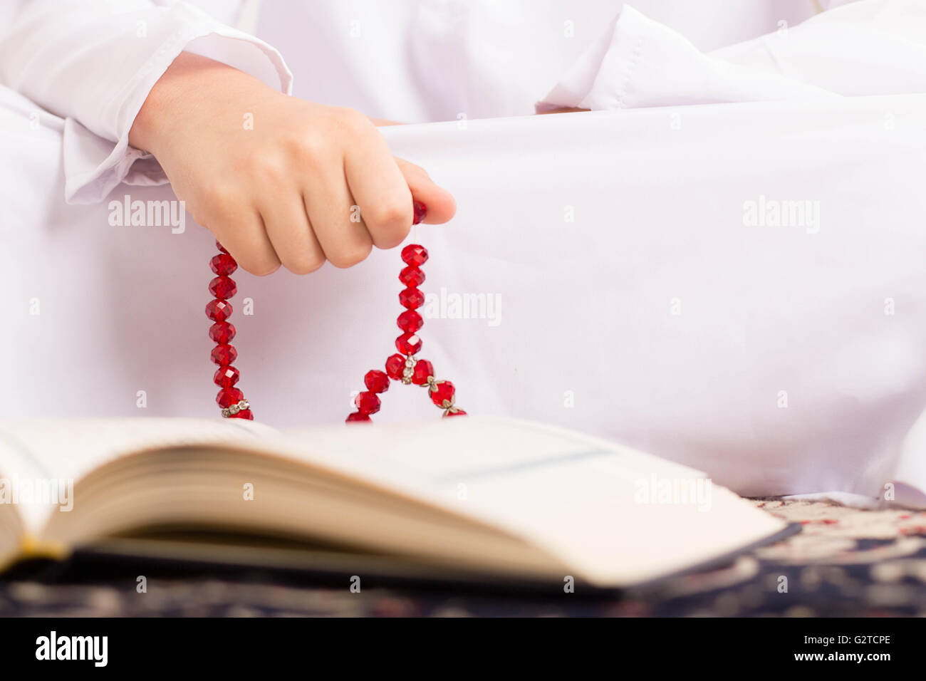 Muslimische Kinder lesen Quran im Ramadan Stockfoto