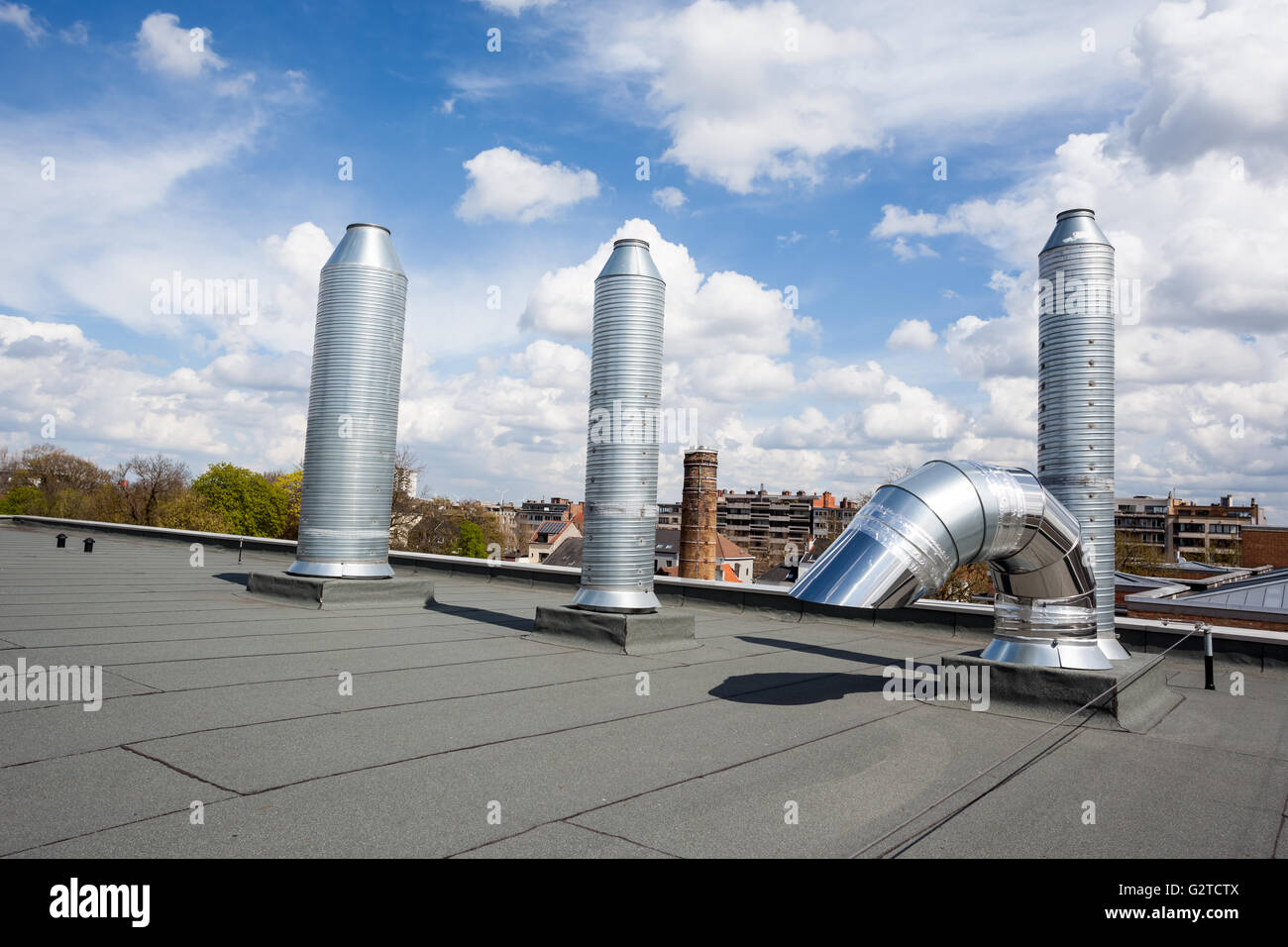 Inox Schornstein auf dem Flachdach in der Stadt Stockfoto