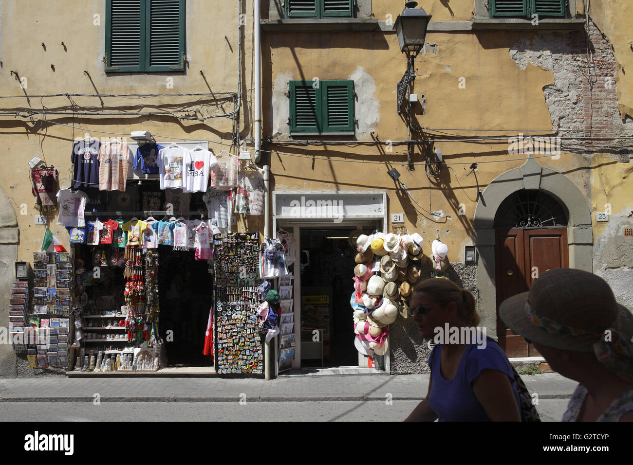 04.08.2015, Pisa, Toskana, Italien - kleine Souvenir-Shop in Pisa. 00P150804D196CAROEX. JPG - nicht für den Verkauf in G E R M A N Y, A U S T R I A S W I T Z E R L A N D [MODEL-RELEASE: Nein, PROPERTY-RELEASE: Nein, (C) Caro Fotoagentur / Muhs, http://www.caro-images.com, info@carofoto.pl - jegliche Nutzung dieses Bildes unterliegt GEMA!] Stockfoto