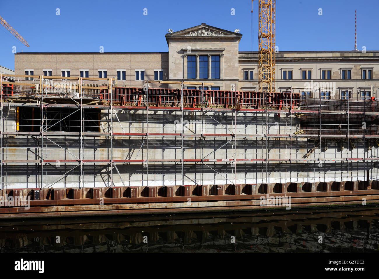 03.10.2015, Berlin, Berlin, Deutschland - Bauarbeiten auf der Museum Insel bin Kupfergraben in Berlin-Mitte. 00P151003D004CAROEX. JPG - nicht für den Verkauf in G E R M A N Y, A U S T R I A S W I T Z E R L A N D [MODEL-RELEASE: nicht anwendbar, PROPERTY-RELEASE: Nein, (C) Caro Fotoagentur / Muhs, http://www.caro-images.com, info@carofoto.pl - jegliche Nutzung dieses Bildes unterliegt GEMA!] Stockfoto