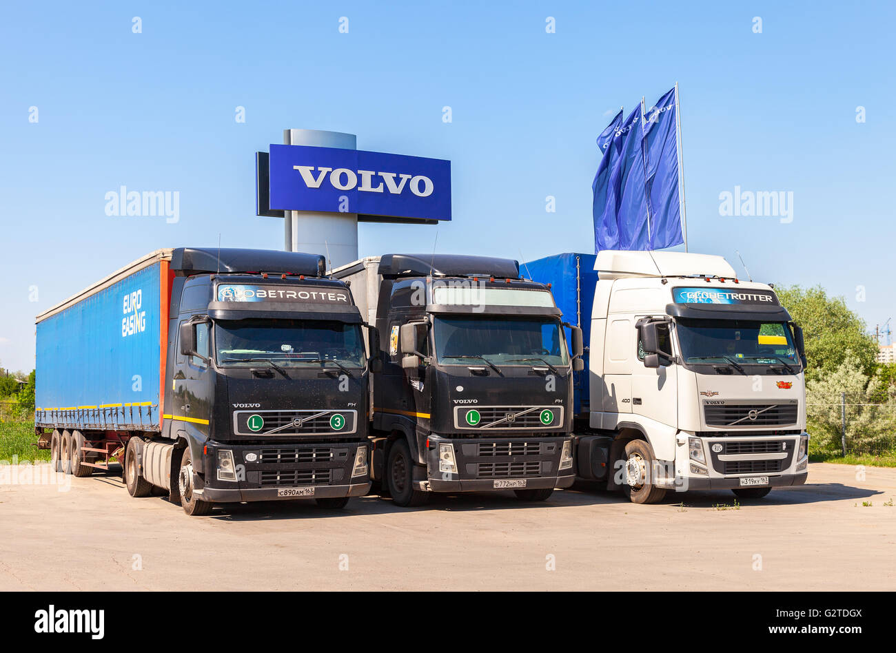 Volvo LKW geparkt an der Tankstelle in Sommertag Stockfoto