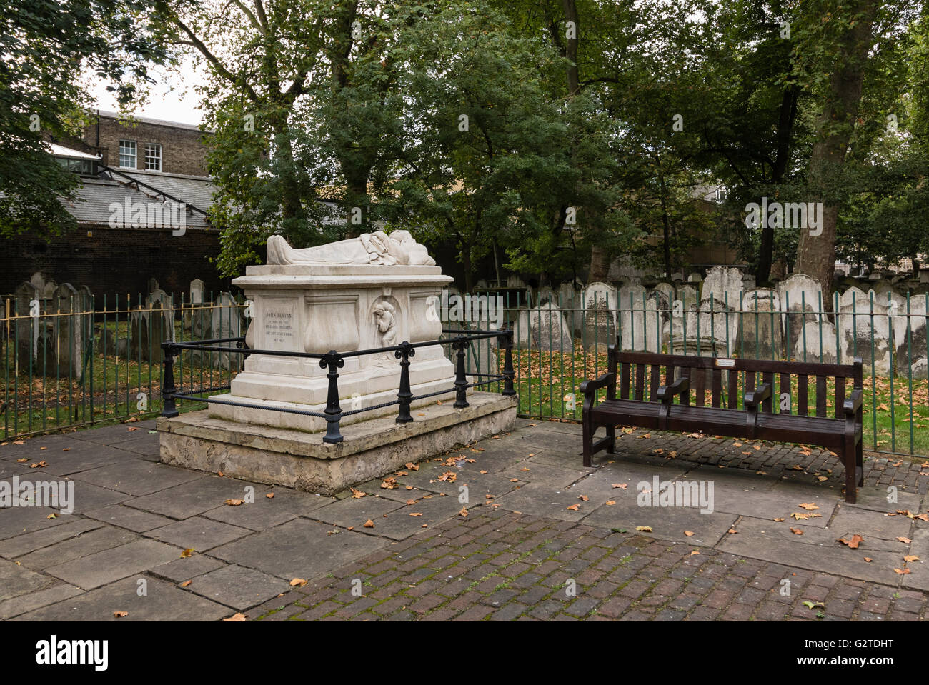 John Bunyan Grab, Bunhill Fields Gräberfeld aus der City Road, London. Stockfoto