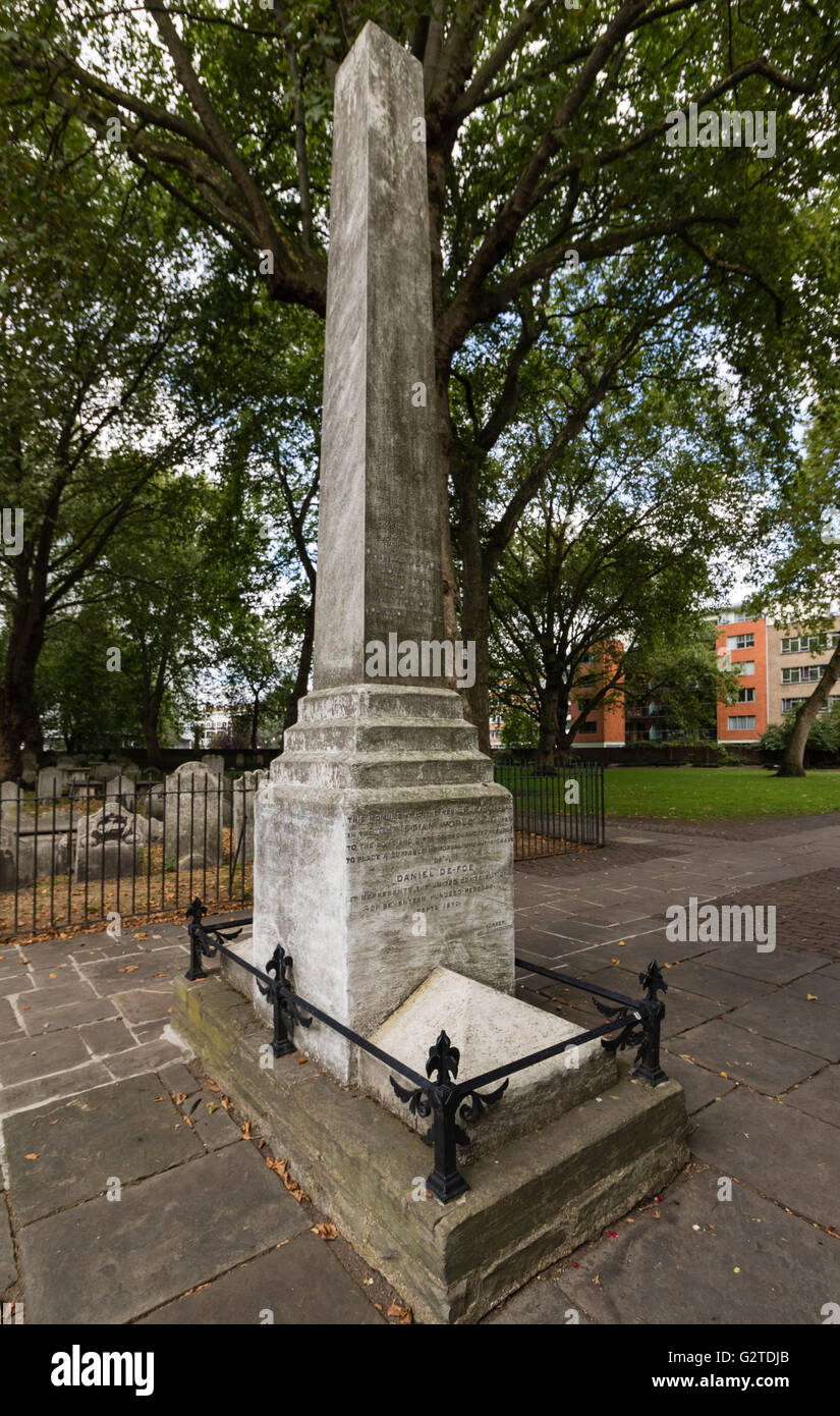 Denkmal für Daniel Defoe, Bunhill Fields Gräberfeld aus der City Road, London. Stockfoto