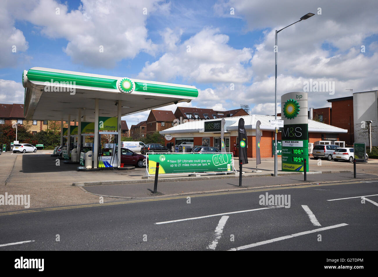 BP hat rund 17.200 Tankstellen weltweit. Dieses in Westcliff-on-Sea, Essex hat eine M&S einfach Essen Shop vor Ort Stockfoto