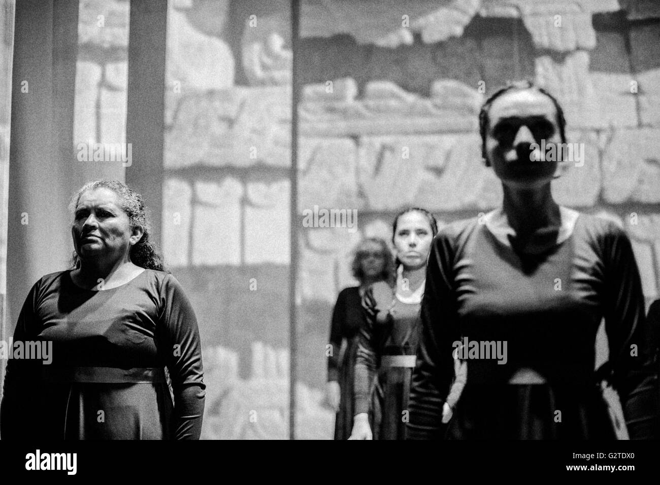 TeatroMujer Company. Adaption des klassischen Stücks 'Antigone' über zivile Opfer des kolumbianischen Konflikts. Bogotá, Kolumbien, Südamerika Stockfoto