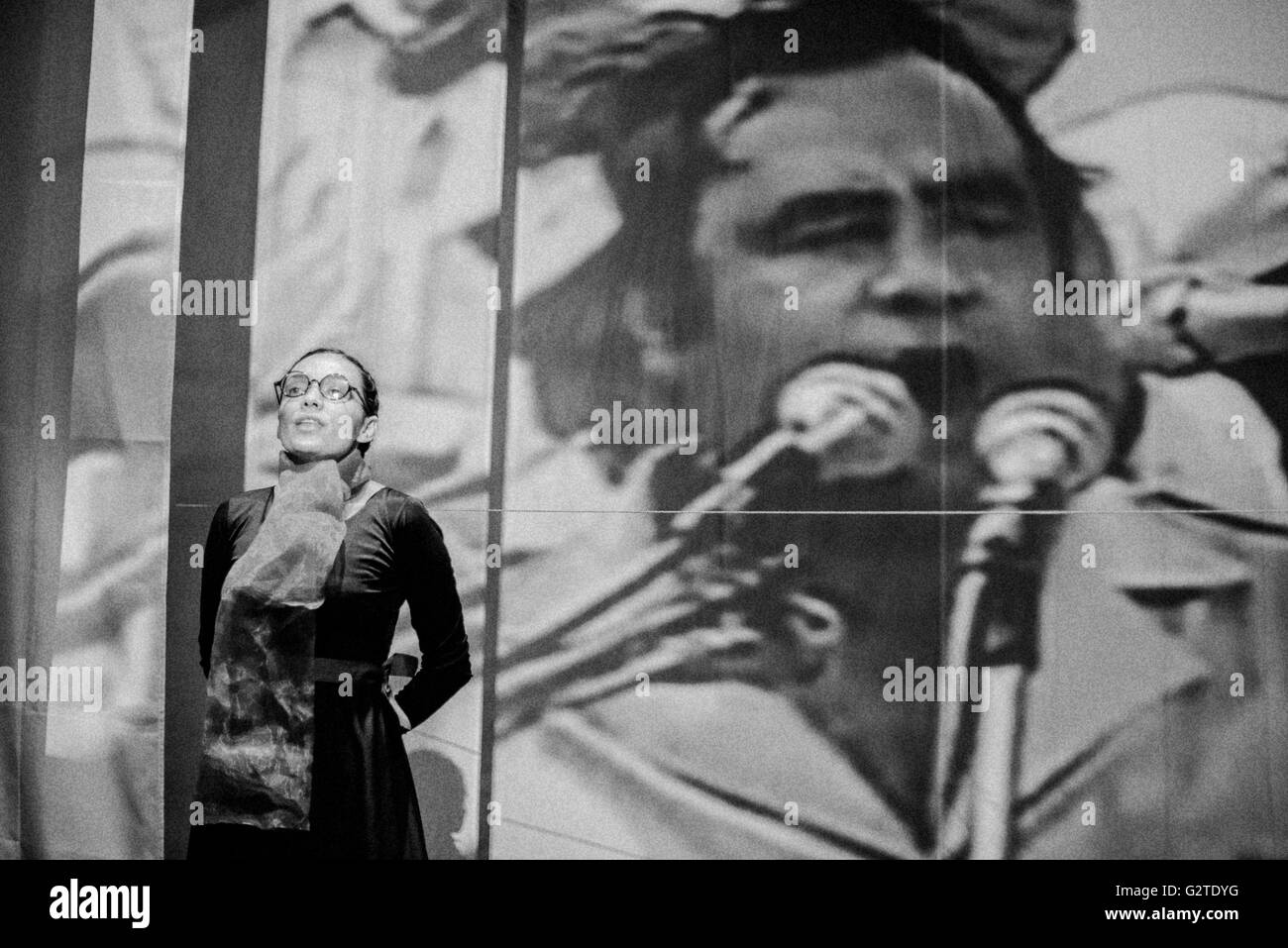 TeatroMujer Company. Adaption des klassischen Stücks 'Antigone' über zivile Opfer des kolumbianischen Konflikts. Bogotá, Kolumbien, Südamerika Stockfoto