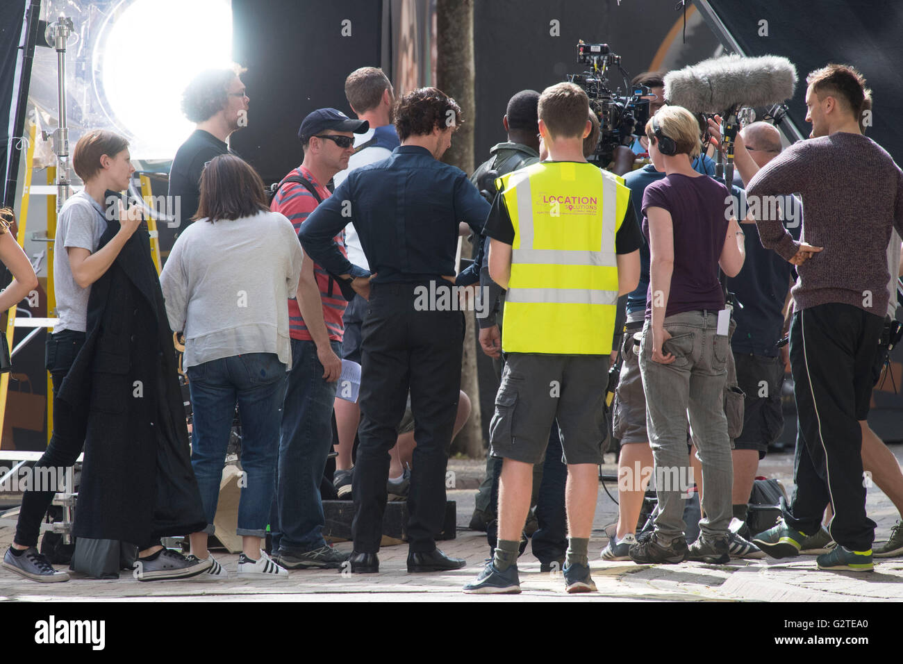 Benedict Cumberbatch entdeckt während der Dreharbeiten für die vierte Staffel der BBC-Show Sherlock am Mount Stuart Square in Cardiff, Süd Stockfoto