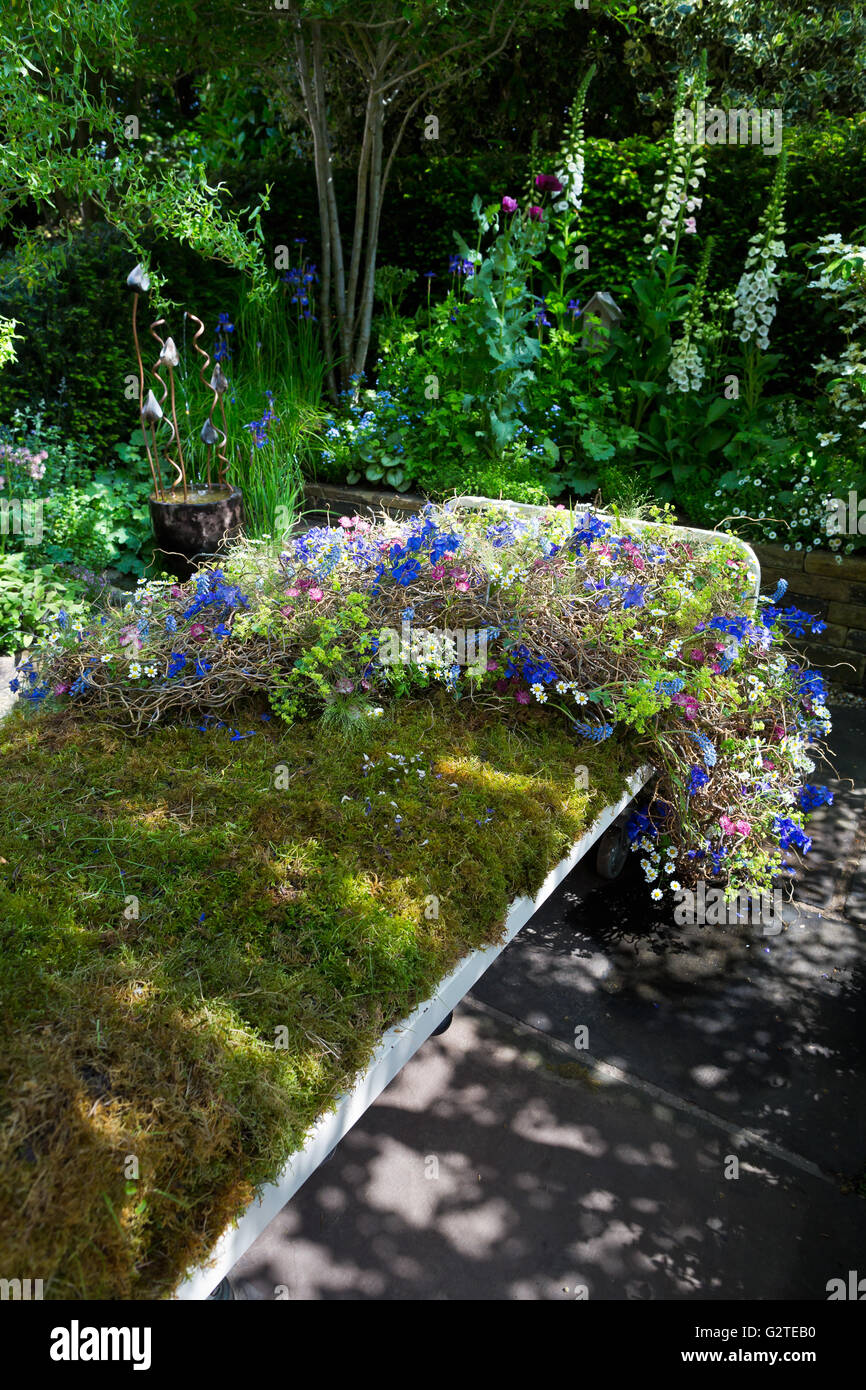 RHS Chelsea Flower Show 2016, The Garden Bed - eine Partnerschaft mit Asda, Gold-Medaillengewinner, Designer Stephen Welch und Alsion Stockfoto