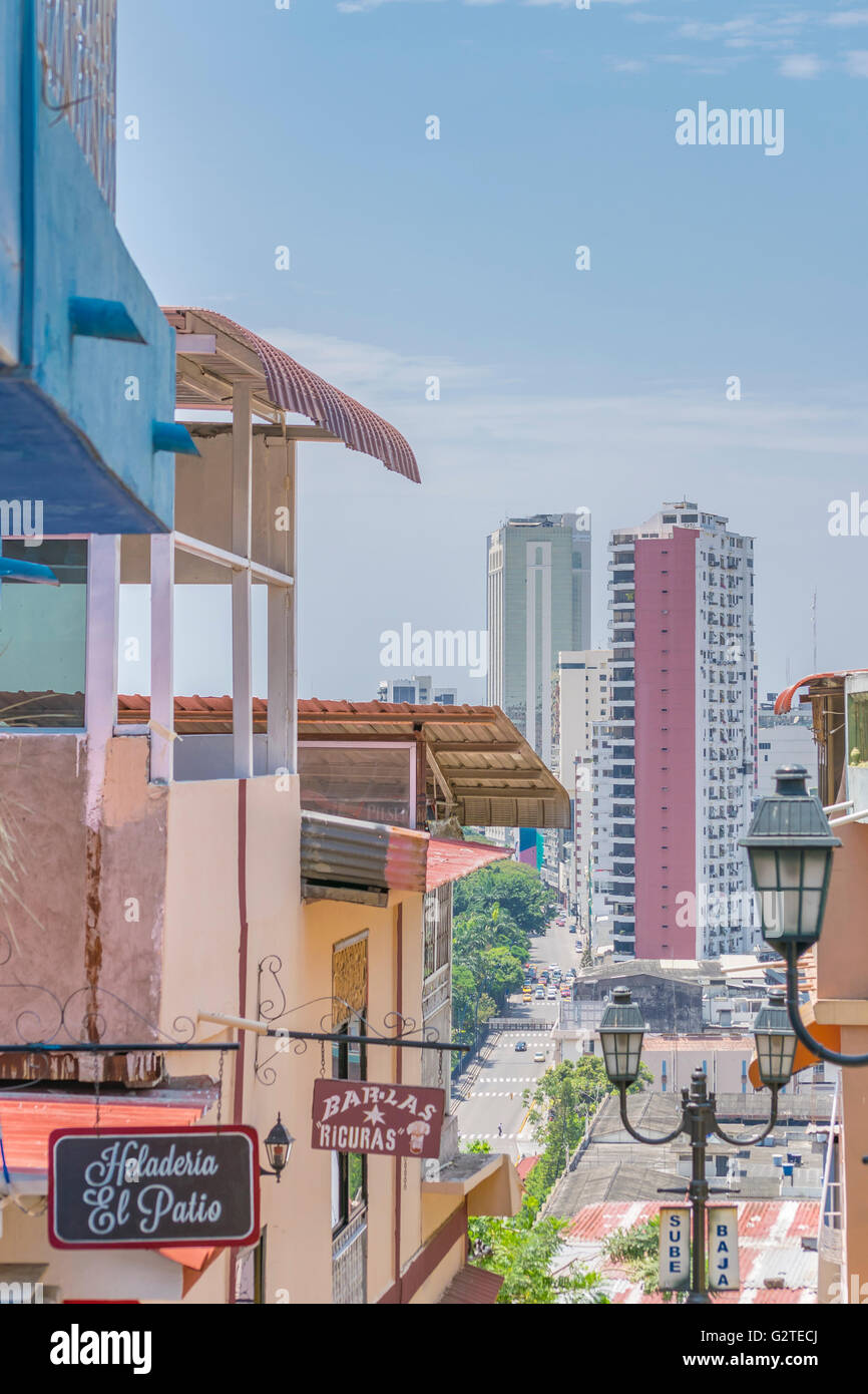 GUAYAQUIL, ECUADOR, Oktober - 2015 - Häuser am Cerro Santa Ana, eine touristische Attraktion von Guayaquil, Ecuador. Stockfoto