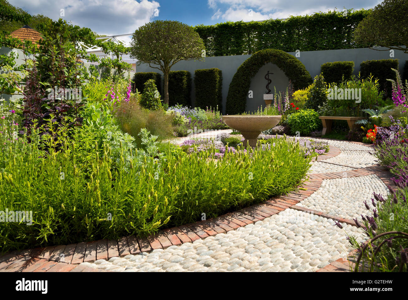 RHS Chelsea Flower Show 2016, The St Johns Hospiz – A Modern Apothekergarten, vergoldetem Silber Medaille Sieger design Jekka McVicar Stockfoto