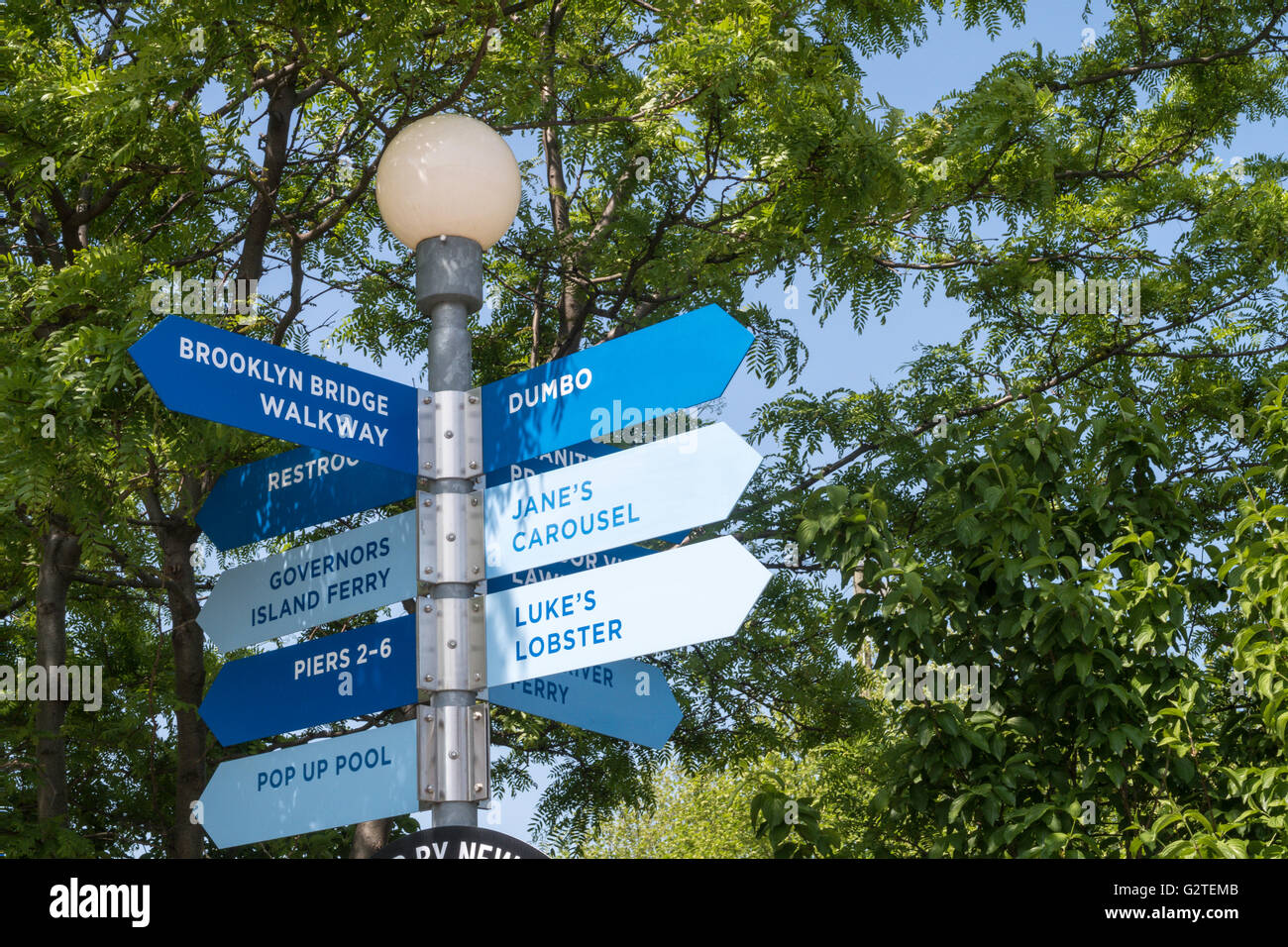 Direktionale Seufzer im Brooklyn Bridge Park, New York, USA Stockfoto